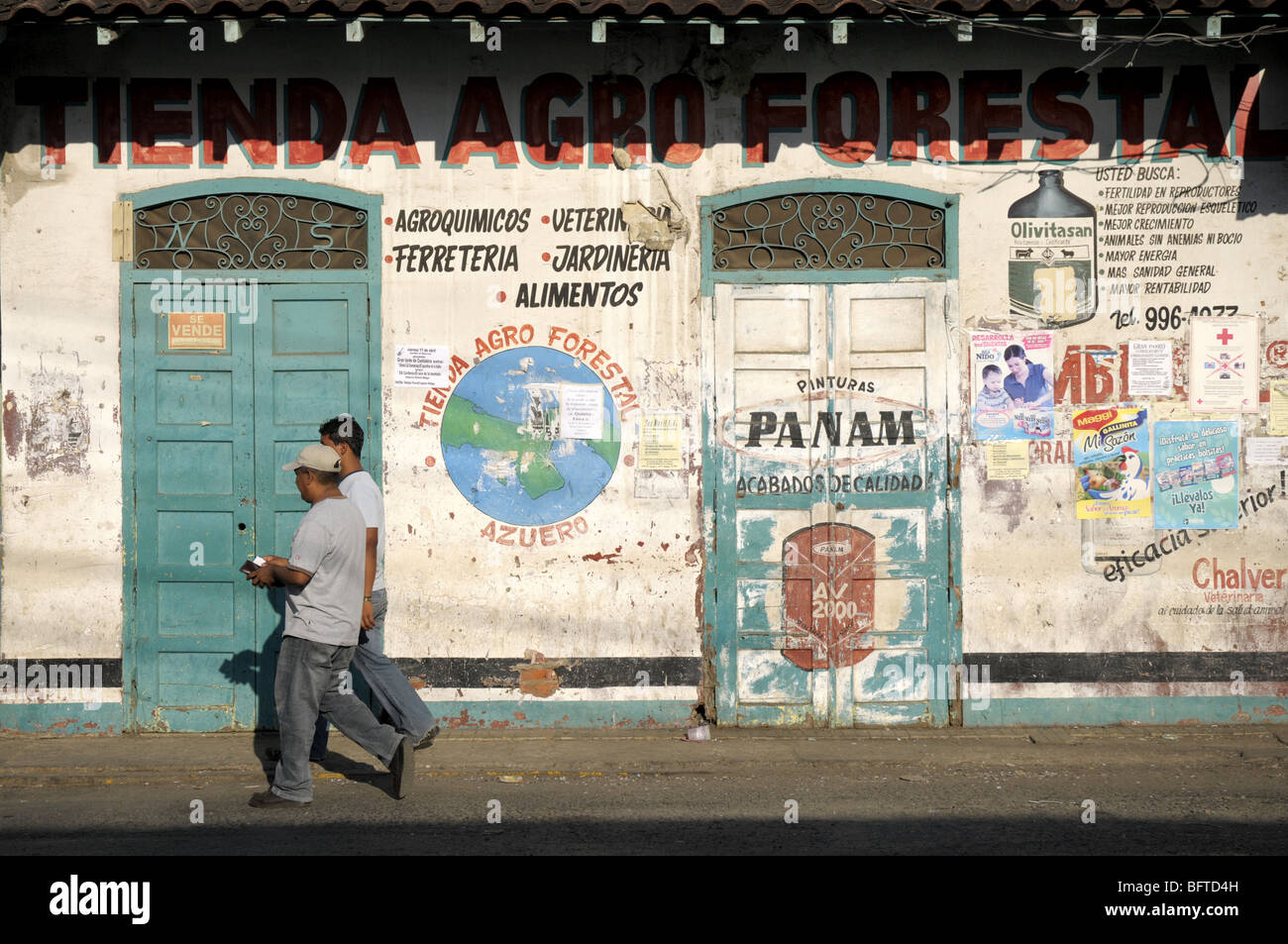 Les hommes et les murs en Panama Chitre Banque D'Images