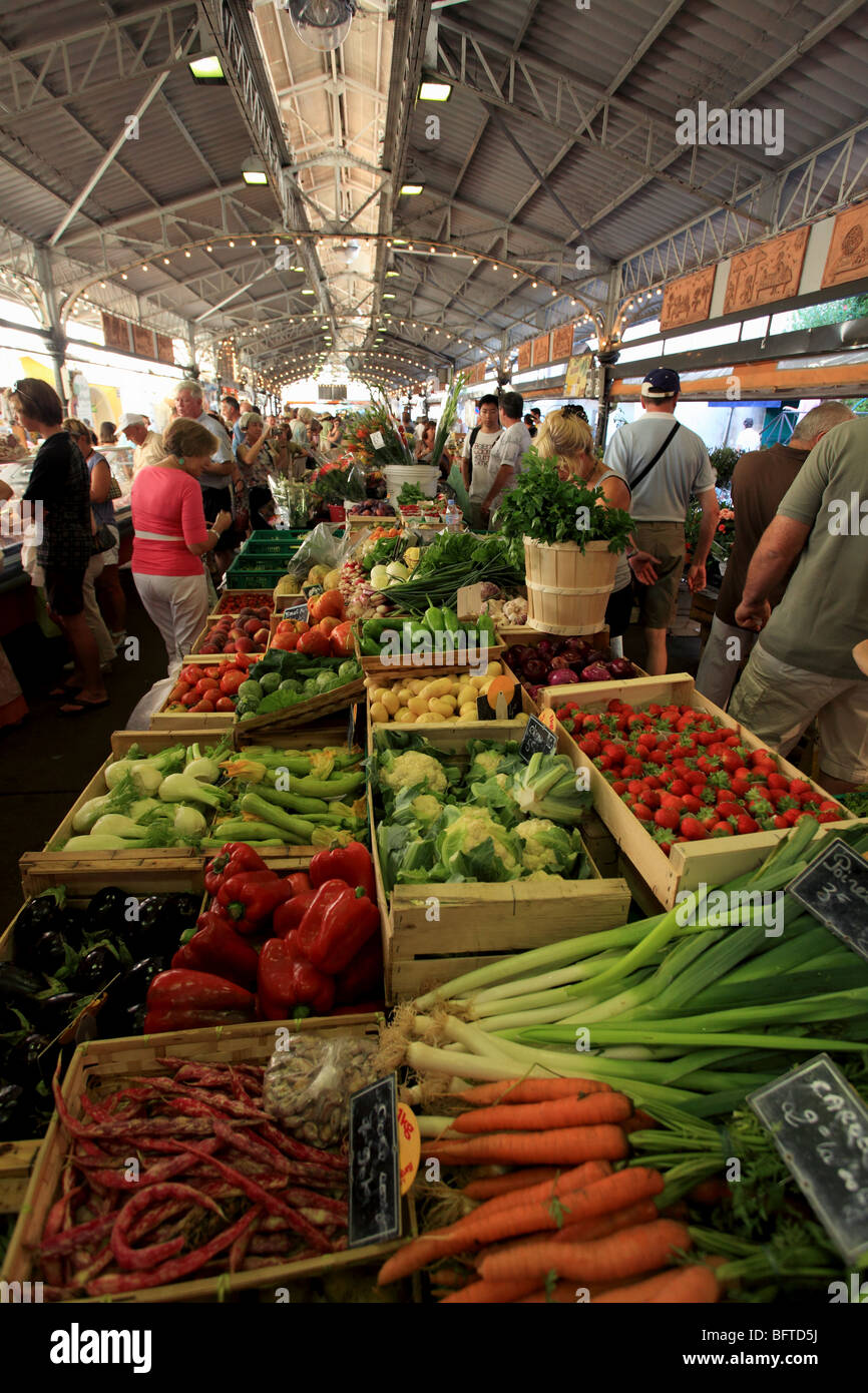 Le coloré marché couvert dans la vieille ville d'Antibes Banque D'Images