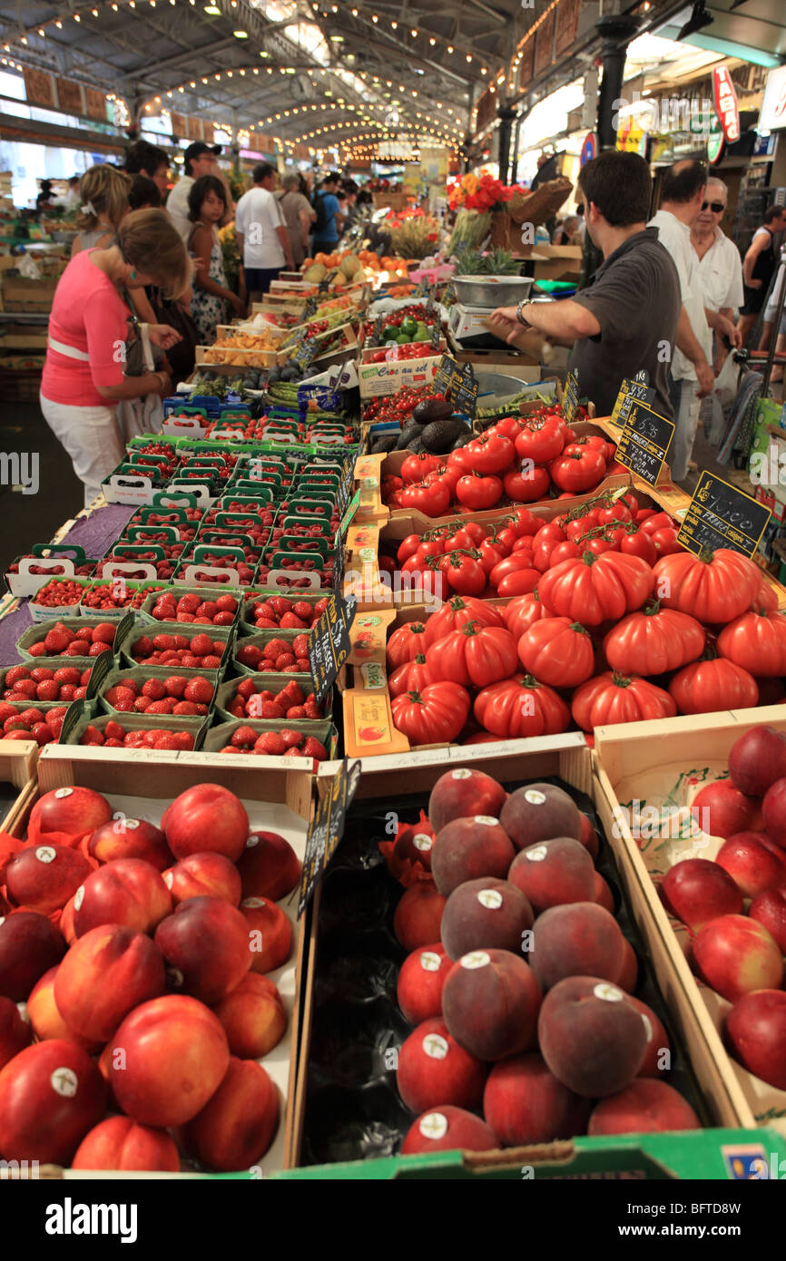 Le coloré marché couvert dans la vieille ville d'Antibes Banque D'Images