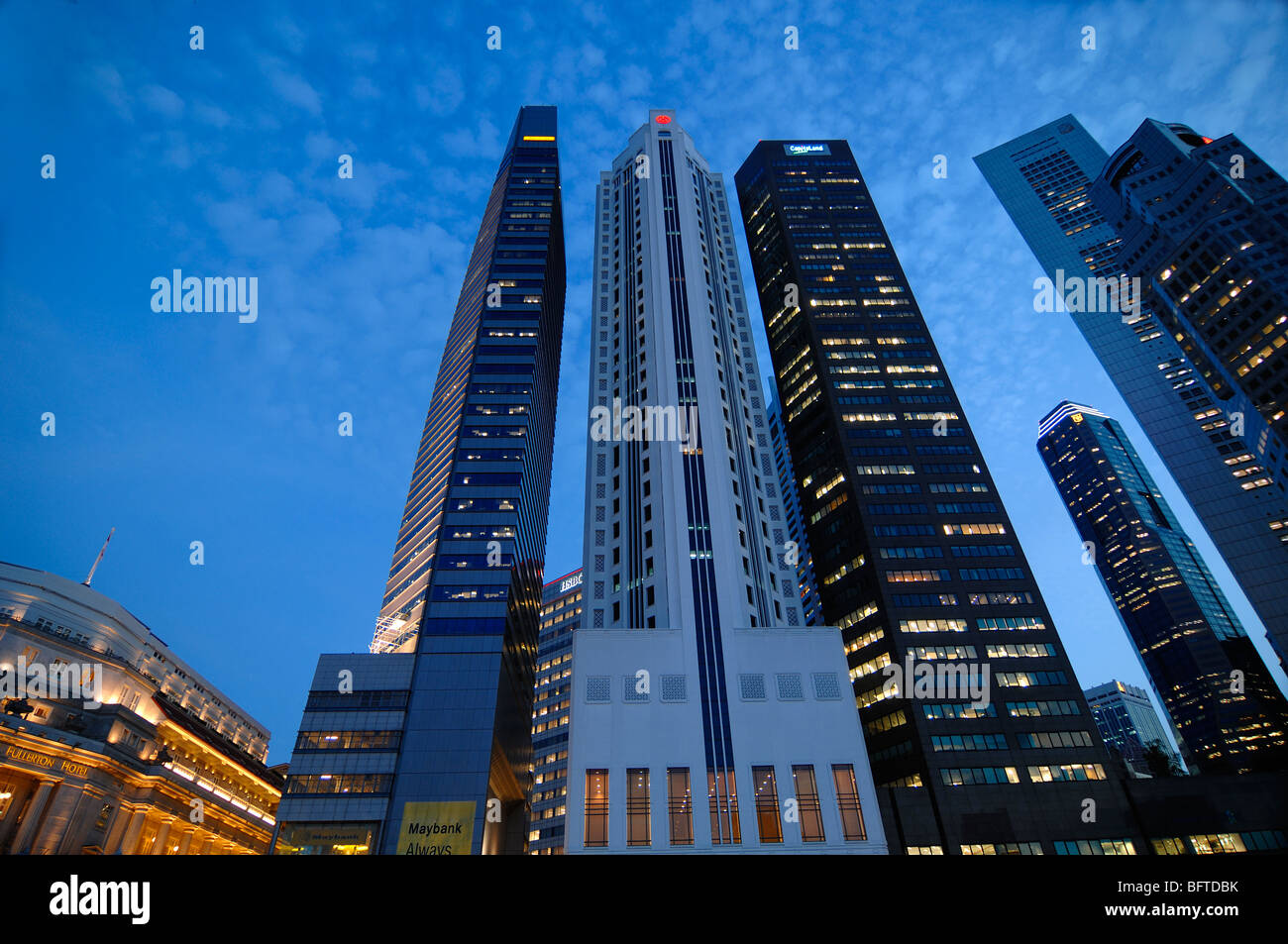 Bureaux illuminés, gratte-ciel, Tower Blocks ou Office Blocks on Boat Quay, quartier financier le long de la rivière Singapour la nuit, Singapour Banque D'Images