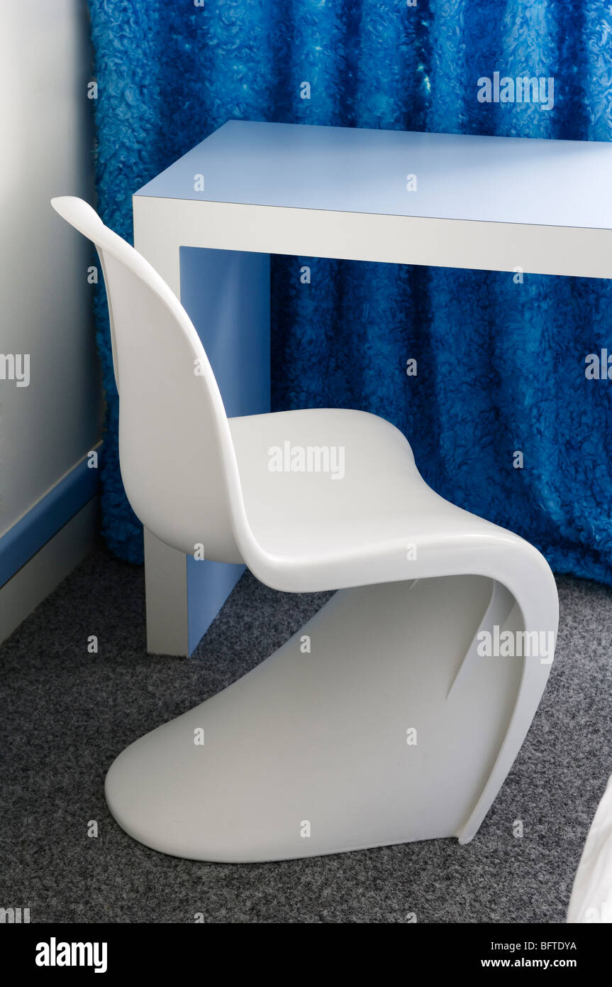 Moderne rétro chaise et table en plastique blanc Banque D'Images