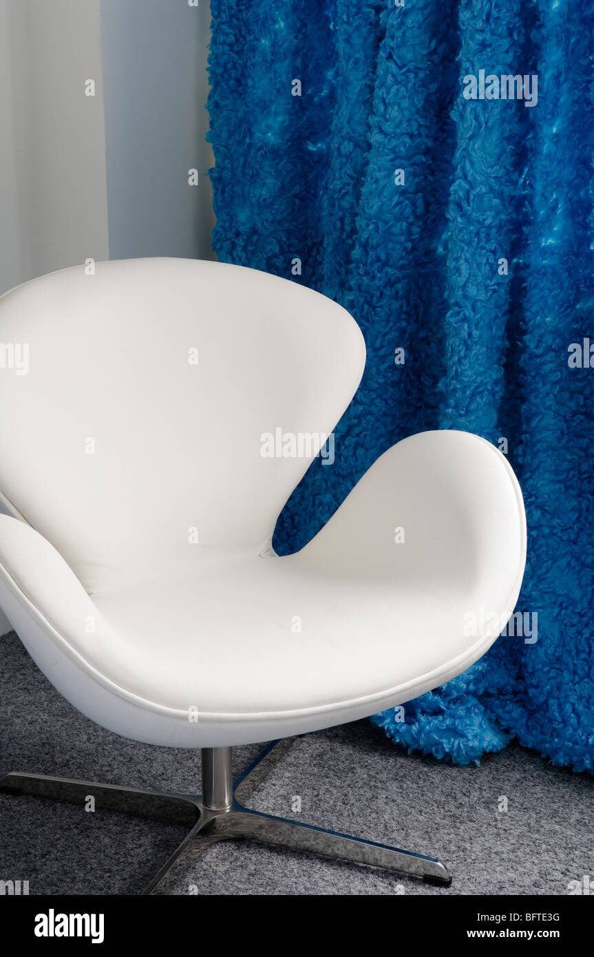 Retro 20e siècle designer chaise et rideaux bleus Banque D'Images