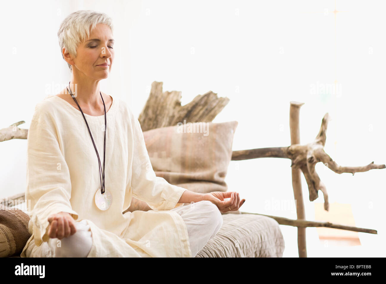 Meditating woman Banque D'Images