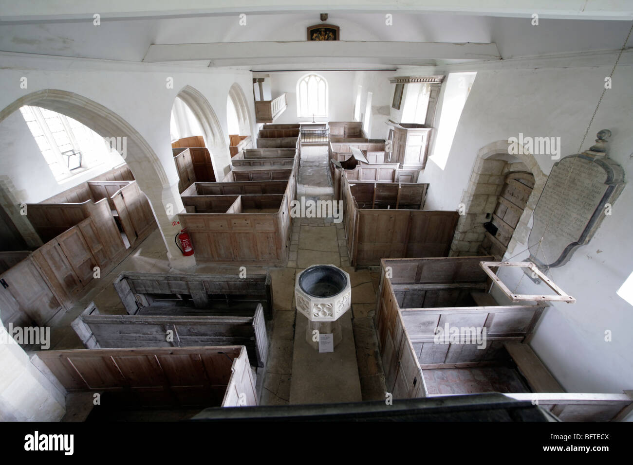 Vue de l'intérieur de l'église de la Bienheureuse Vierge Marie, vieille Dilton, Wiltshire, Banque D'Images