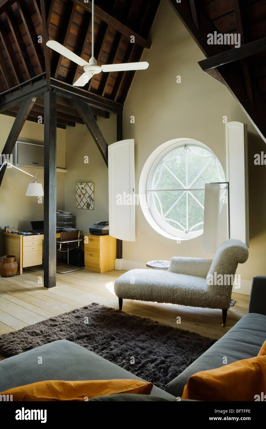 Salon et bureau à domicile en l'espace de toit converti. Banque D'Images