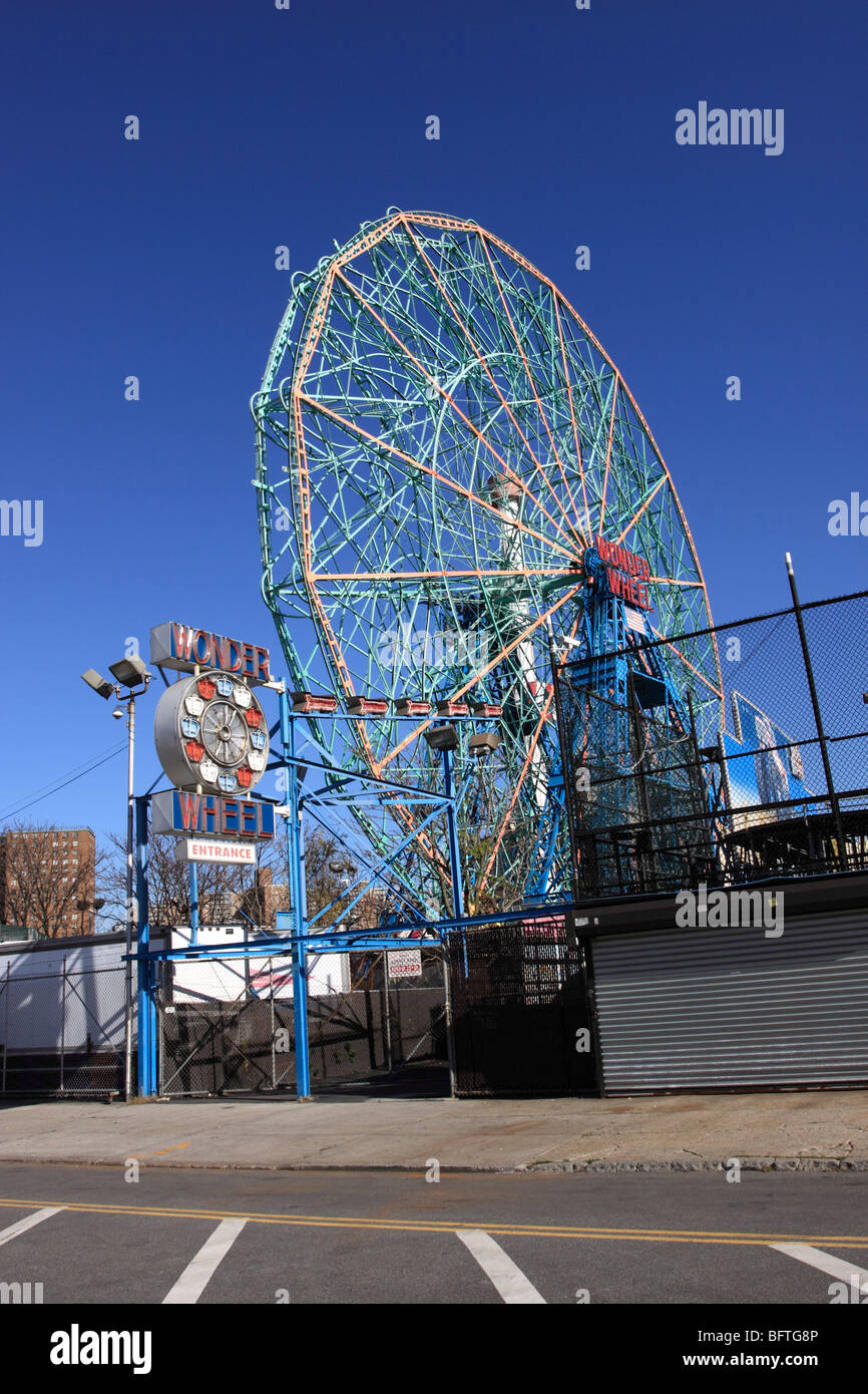 Le monde célèbre Wonder Wheel, Coney Island, Brooklyn, NY Banque D'Images