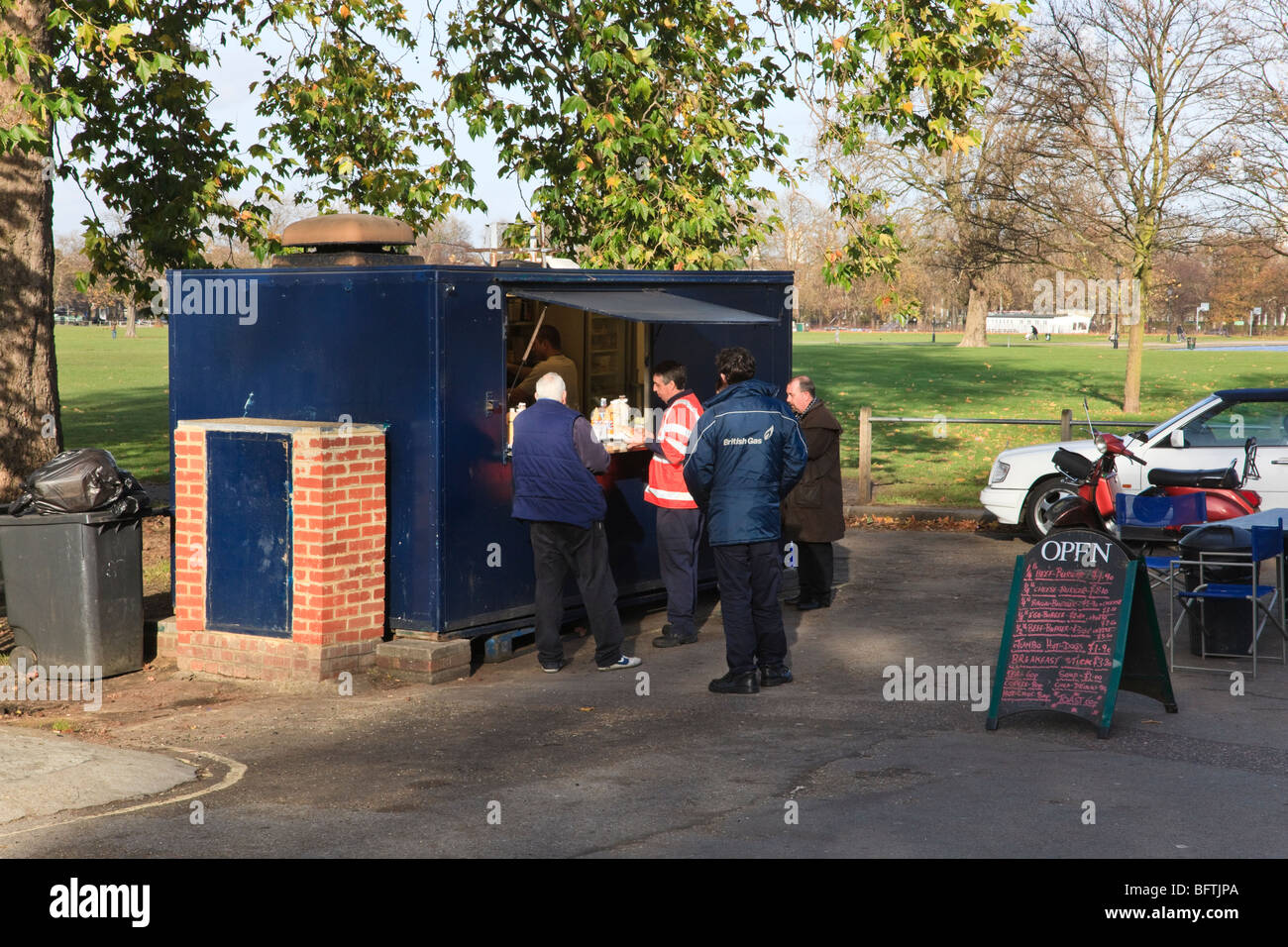 Les hommes d'attente pour la nourriture à un café de transport sur Windmill Road, Clapham Common, London, UK Banque D'Images