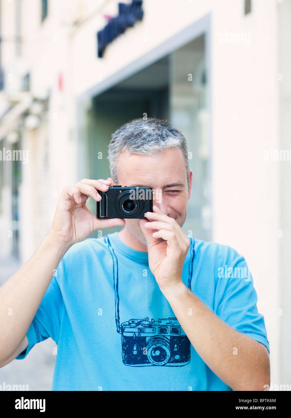 L'homme à l'aide d'appareil photo Banque D'Images