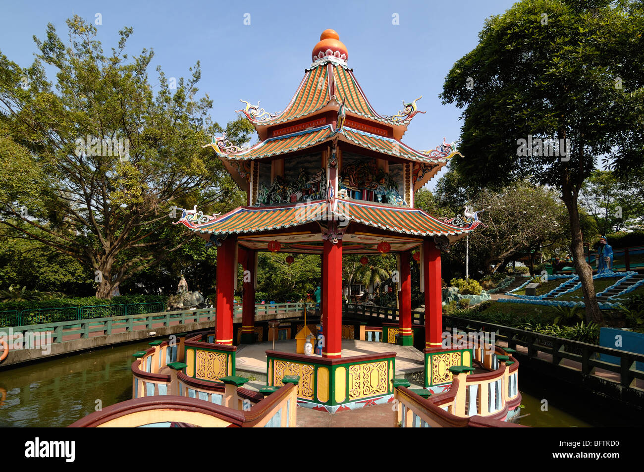 Pagode principale et un étang à poissons, Tiger Balm Gardens Parc à thème Chinois, Singapour Banque D'Images
