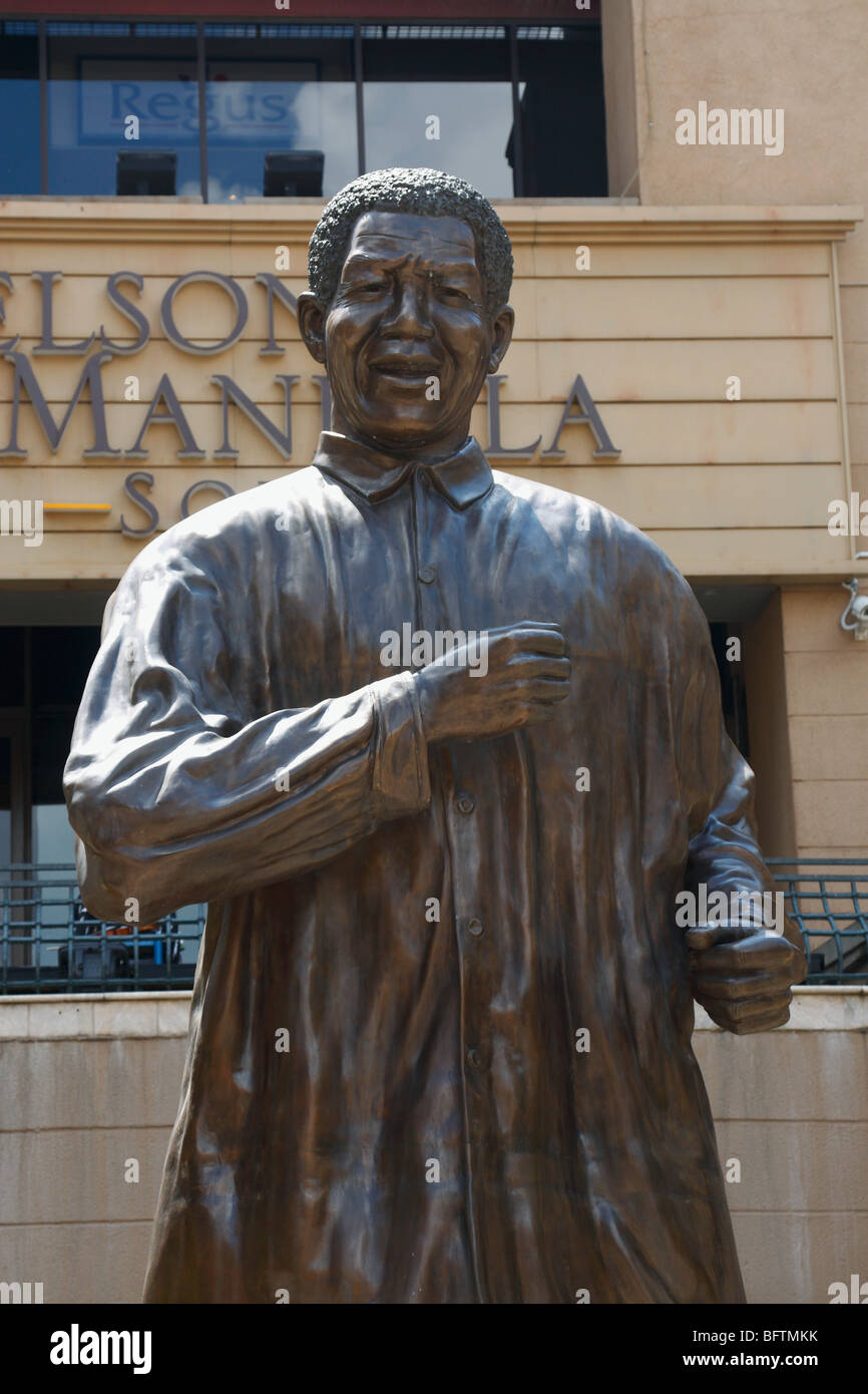 Statue de Nelson Mandela, situé à Johannesburg, la place Nelson Mandela, Afrique du Sud, Novembre 2009 Banque D'Images