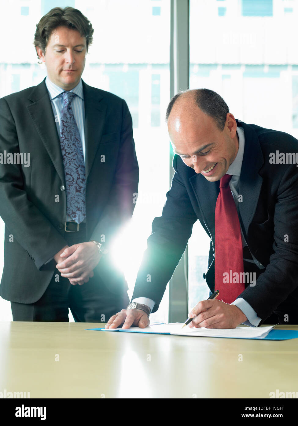 L'homme d'affaires documents signature avec partner Banque D'Images