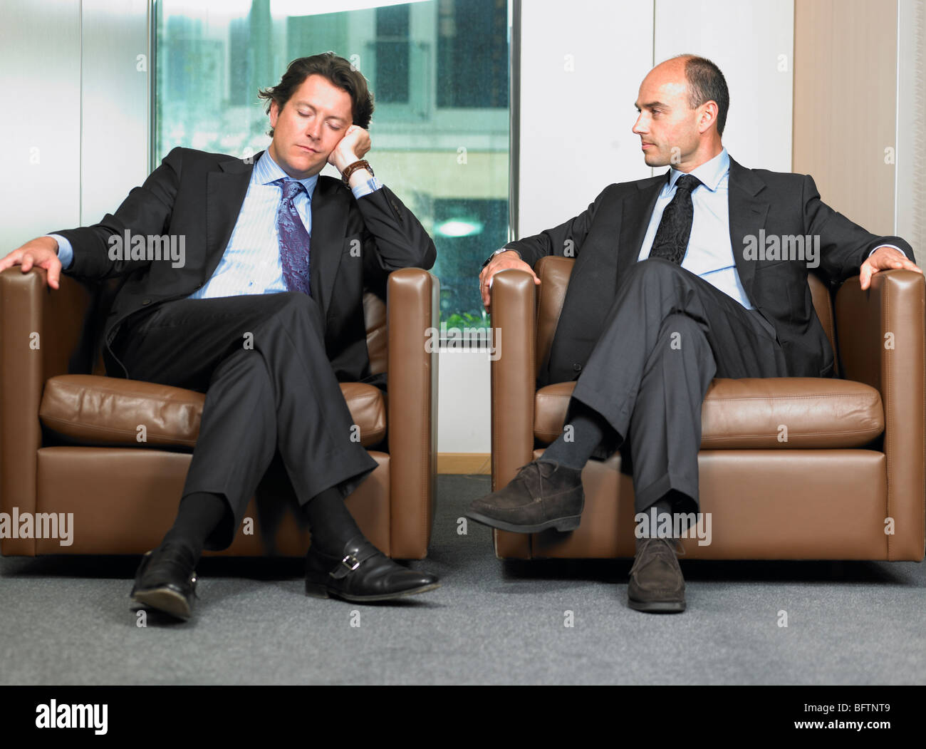 Les hommes d'affaires dans une salle d'attente Banque D'Images