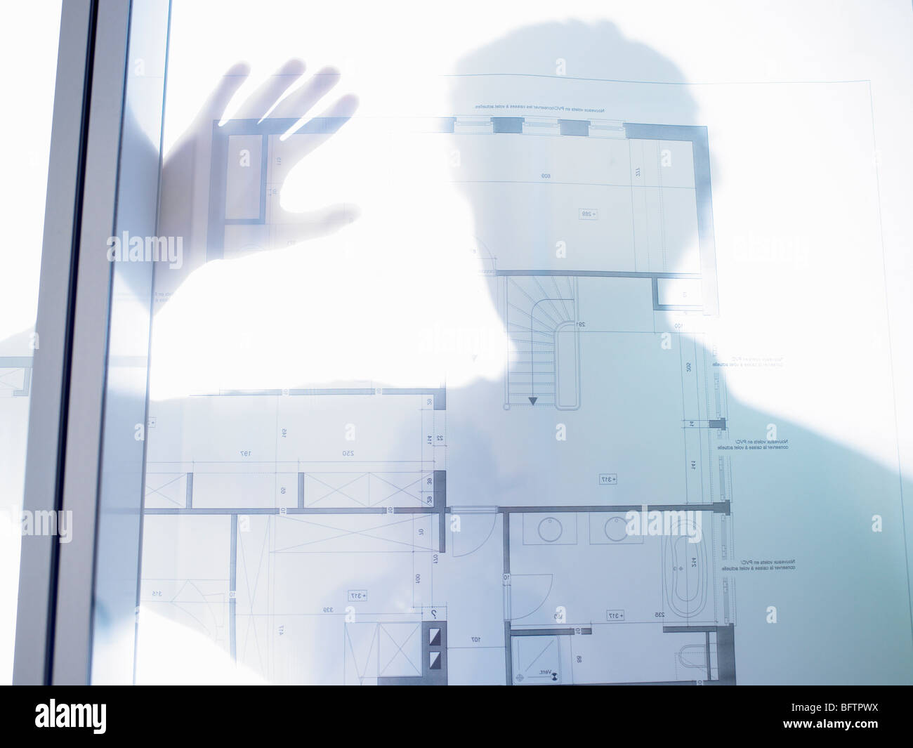 Silhouette d'un homme, bleu imprime devant Banque D'Images