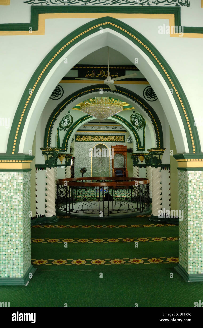 Intérieur de la salle de prière avec les Arches orientales vertes, mosquée Abdul Gaffoor, ou Masjid Abdul Gaffoor (1907) Little India, Singapour Banque D'Images