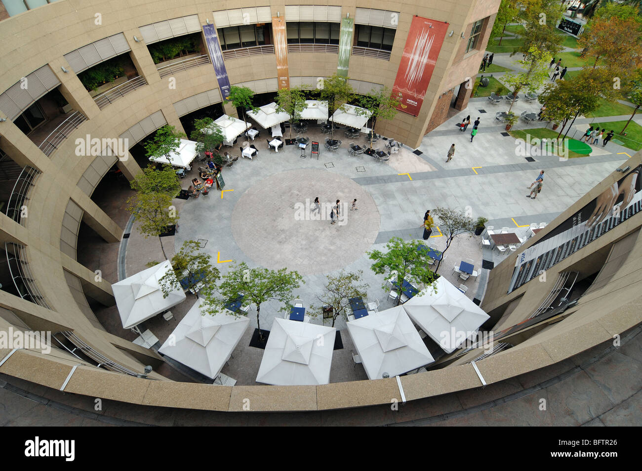 Terrasses cafés ou restaurants à Circular Courtyard of the Esplanade - Theatres on the Bay Cultural Complex, Theatre & concert Hall, Singapour Banque D'Images