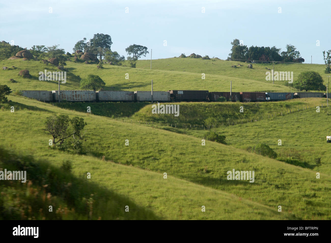 Un train de marchandises qui traversent la colline. São Paulo, Brésil 30/03/2009 à 08:54am. Banque D'Images