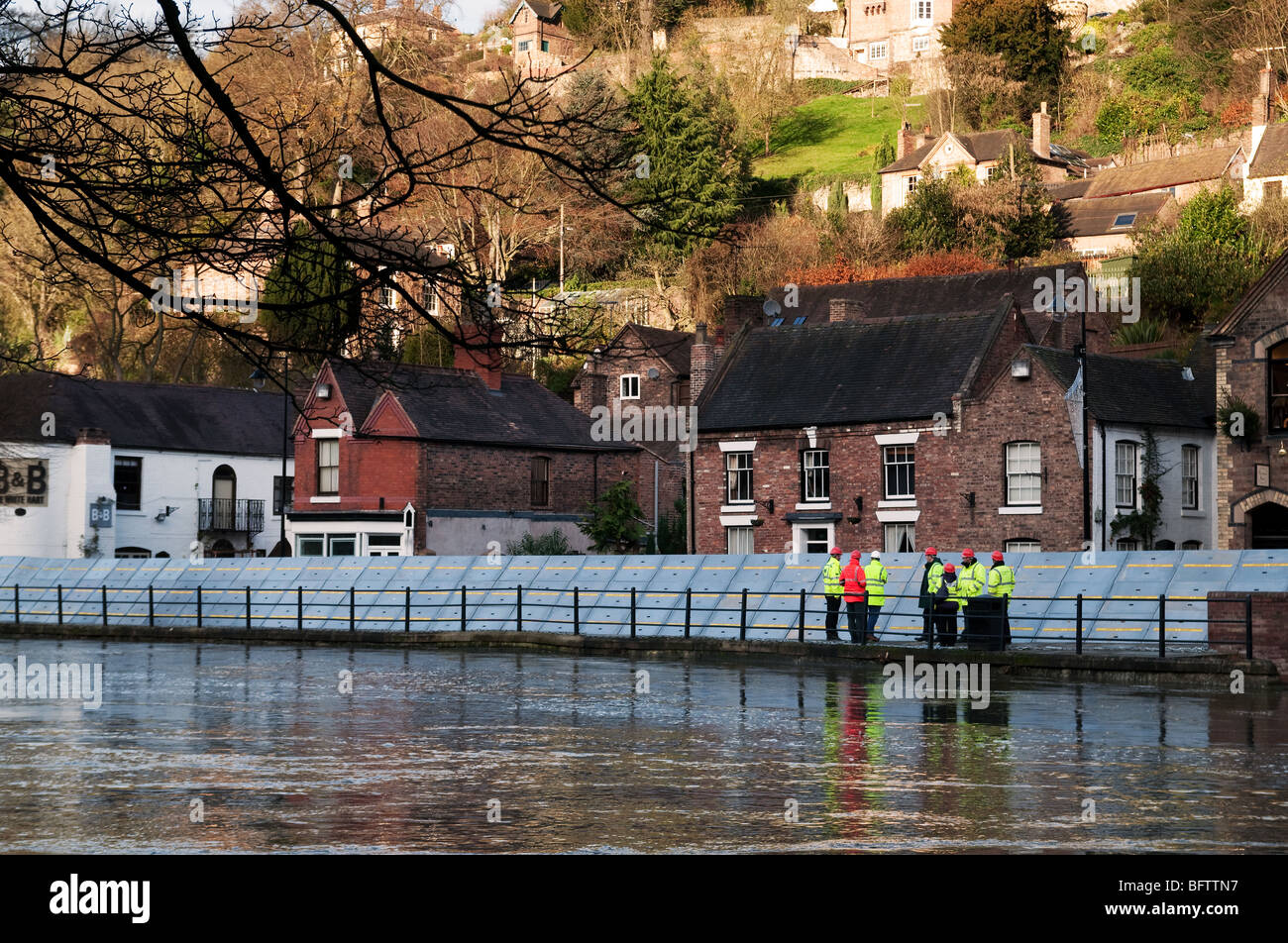Défense contre les inondations temporaires le long de la rivière Severn à Ironbridge Banque D'Images