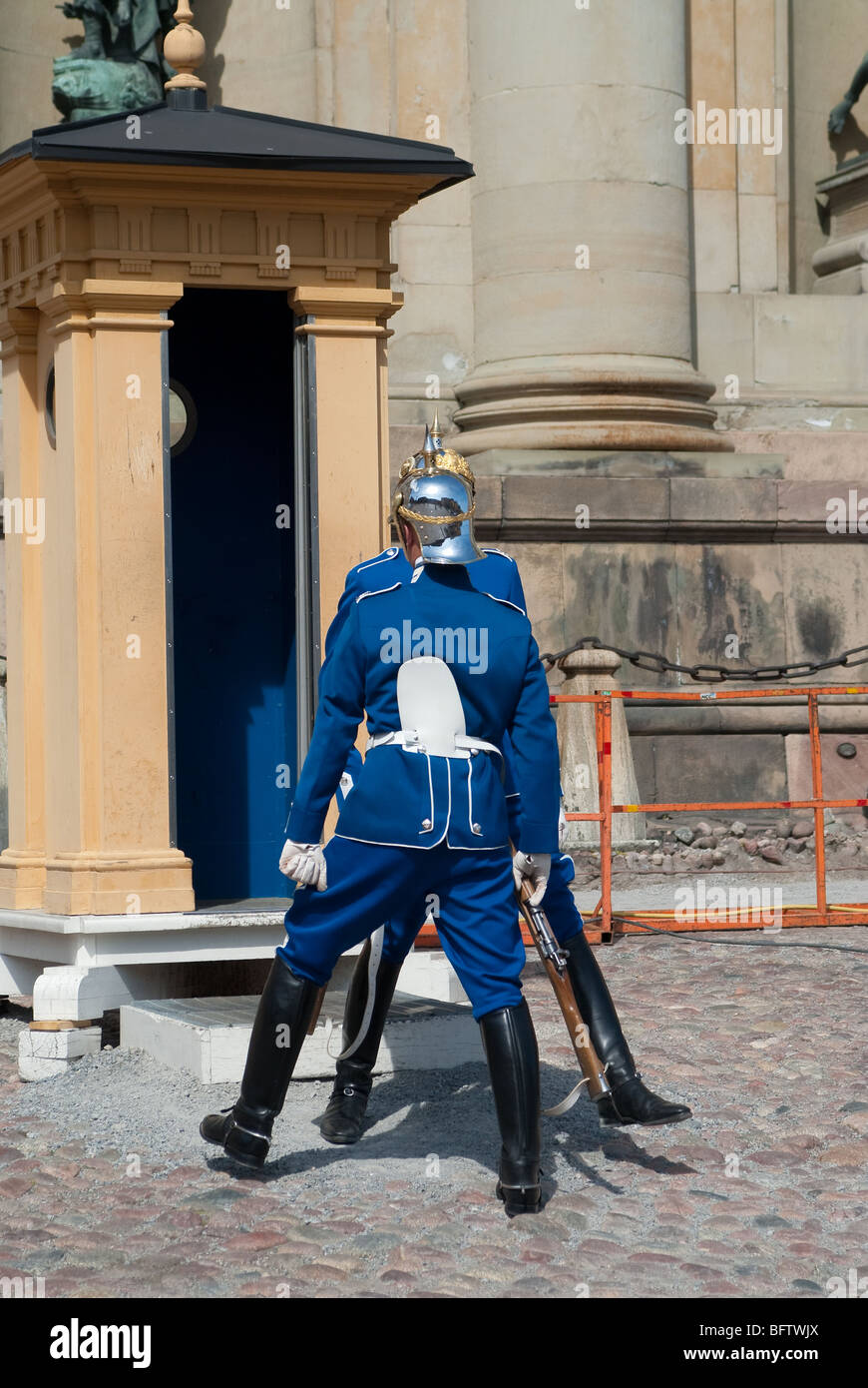 Les gardes sont en train de changer tous les jours devant le palais royal de Stockholm. Beaucoup de touristes à assister à cette cérémonie Banque D'Images