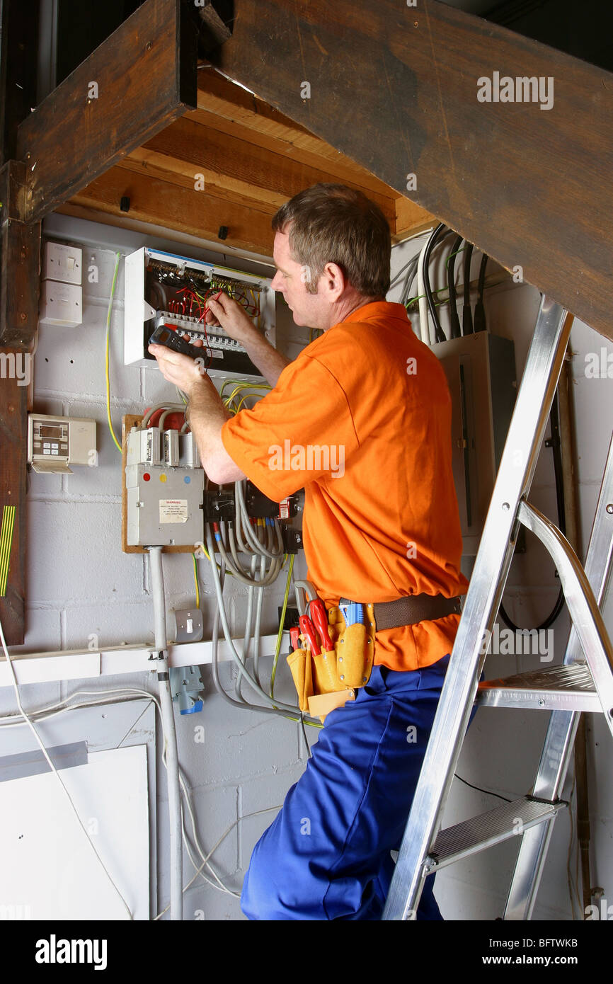 Electrician working on une boîte à fusibles Banque D'Images