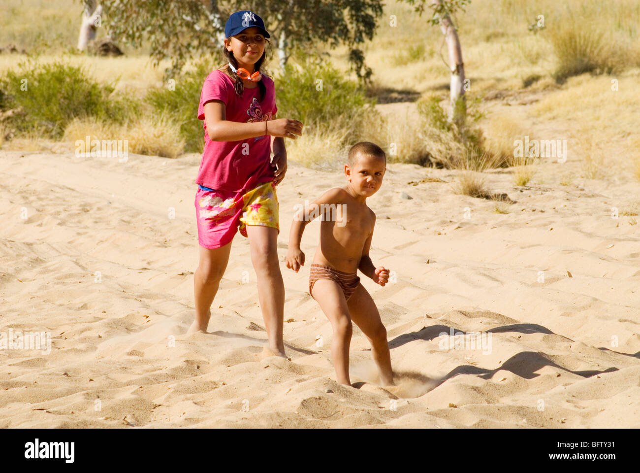 Les enfants autochtones à deux milles sur la Rivière Finke, MacDonnell, Centre de l'Australie Banque D'Images