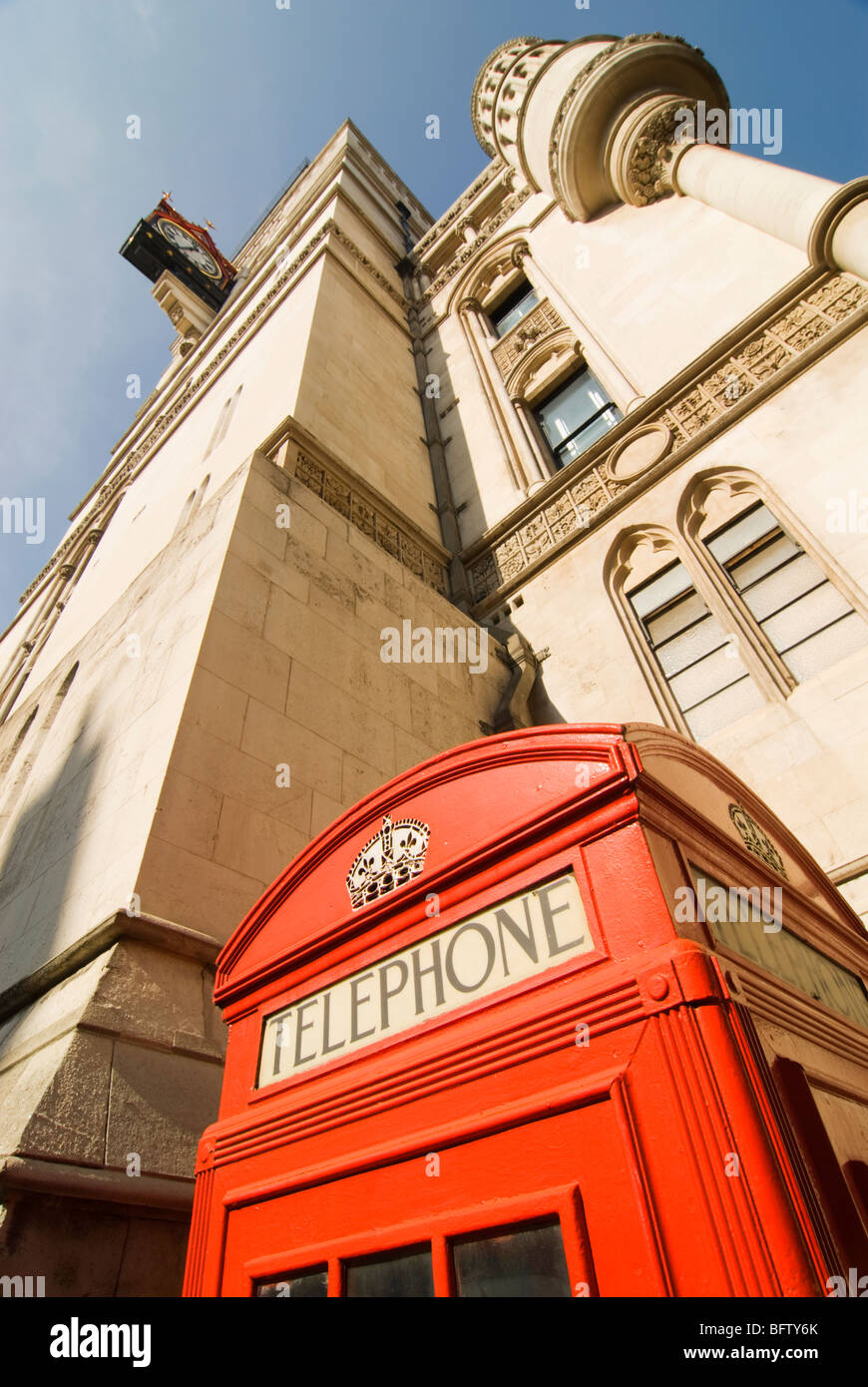 Cabine téléphonique rouge set contre London architecture Banque D'Images