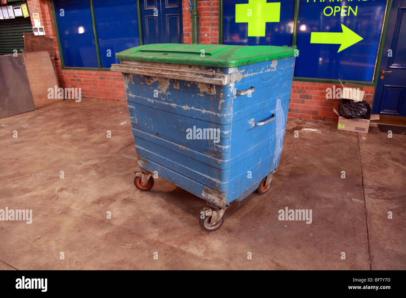 Représentant une poubelle industrielle à Saint Georges Belfast marché. Le  bac indiqué est un acier galvanisé Eurobin 1100 litres Photo Stock - Alamy