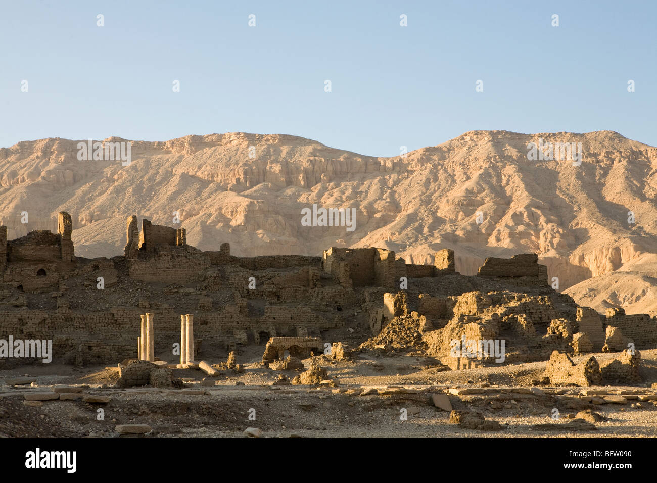 Ruines de la brique de boue wallls à Médinet Habou, temple funéraire de Ramsès III, rive ouest du Nil, Louxor, Egypte Banque D'Images