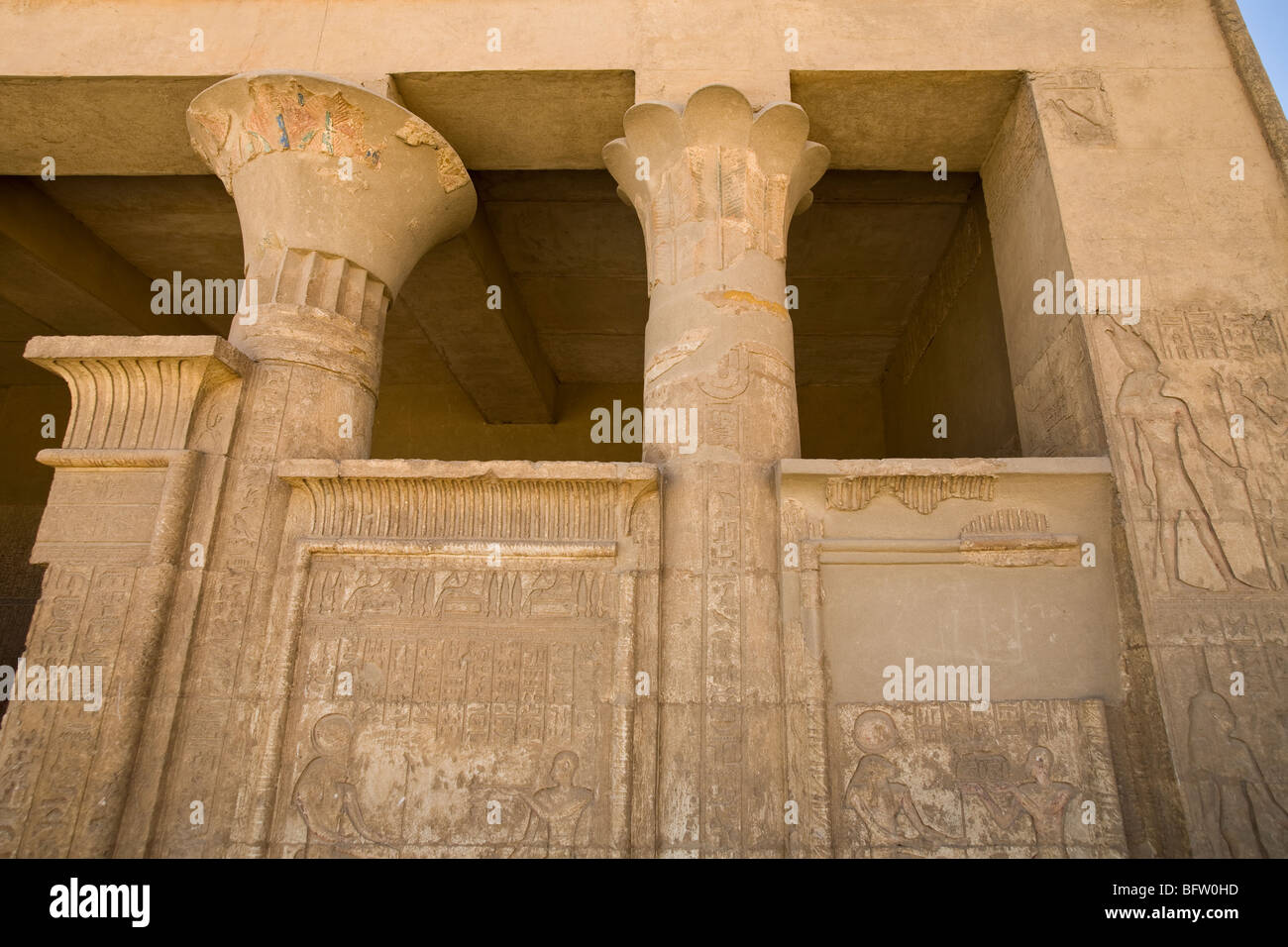 Le portique de la tombe de Petosiris, Grand Prêtre de Thot sur le thon El Gebel, ancienne nécropole près de Mallawi en moyenne Égypte. Banque D'Images