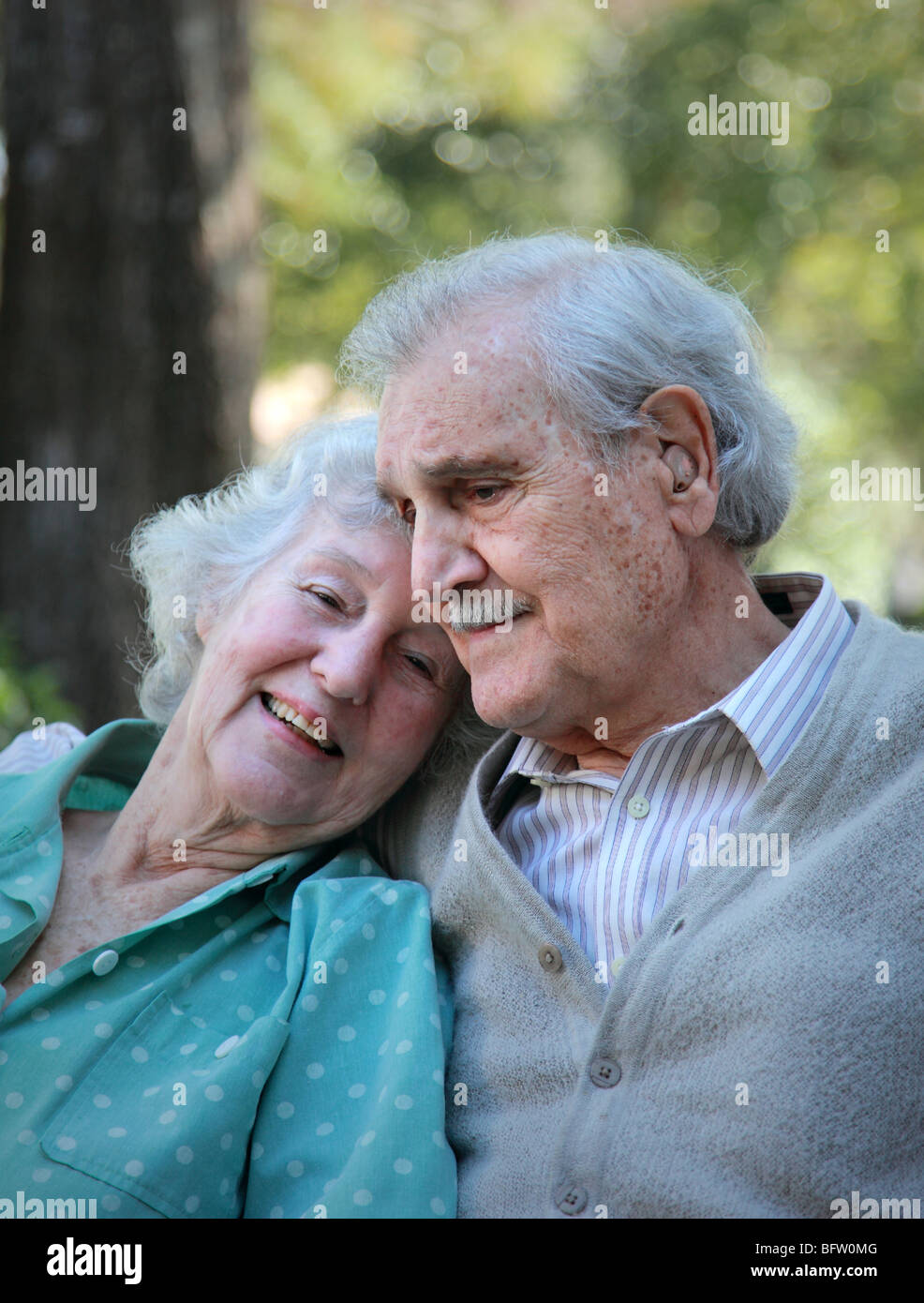 Happy senior couple de 79 et 84 ans, marié pendant 63 ans à compter de la date de cette photo a été prise. Banque D'Images