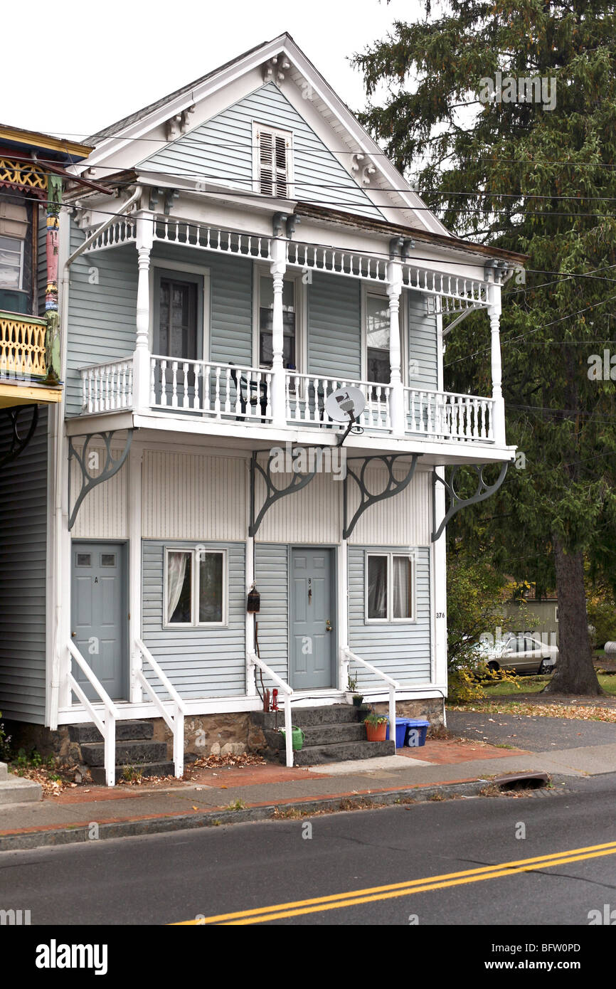 Bleu pâle, maison victorienne à Rosendale NY élaborer avec balcon 2ème étage et rez-de-chaussée modifiées pour l'entrée en duplex Banque D'Images