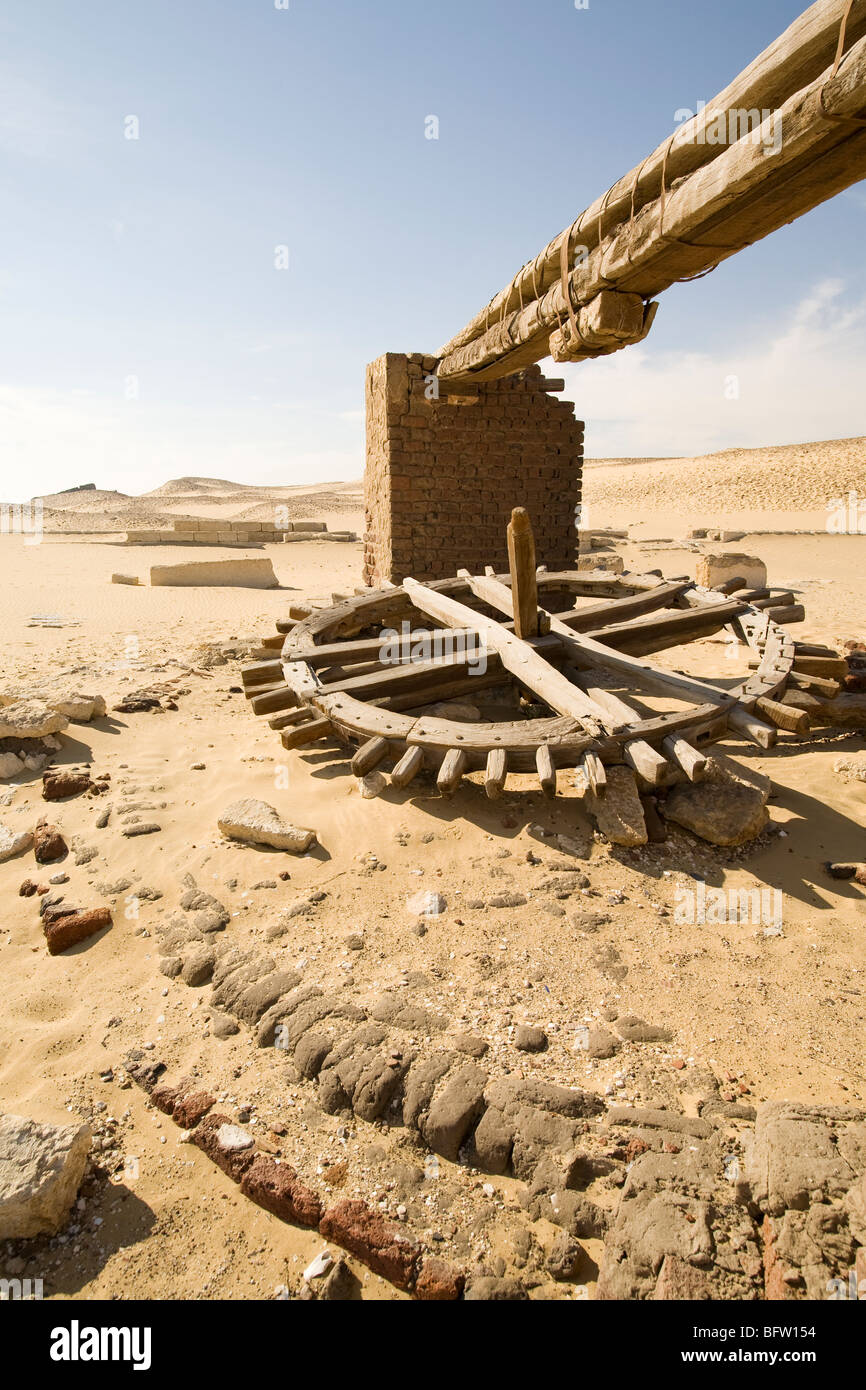 Vue sur la vieille roue hydraulique pour amener l'eau à partir de la période romaine et sur le thon El Gebel, Moyenne Égypte Banque D'Images