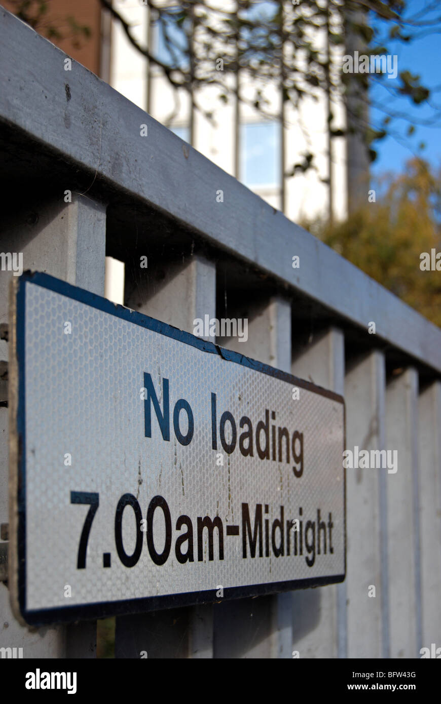 La signalisation routière indiquant pas de chargement 7h à minuit, à Kingston upon Thames, Surrey, Angleterre Banque D'Images