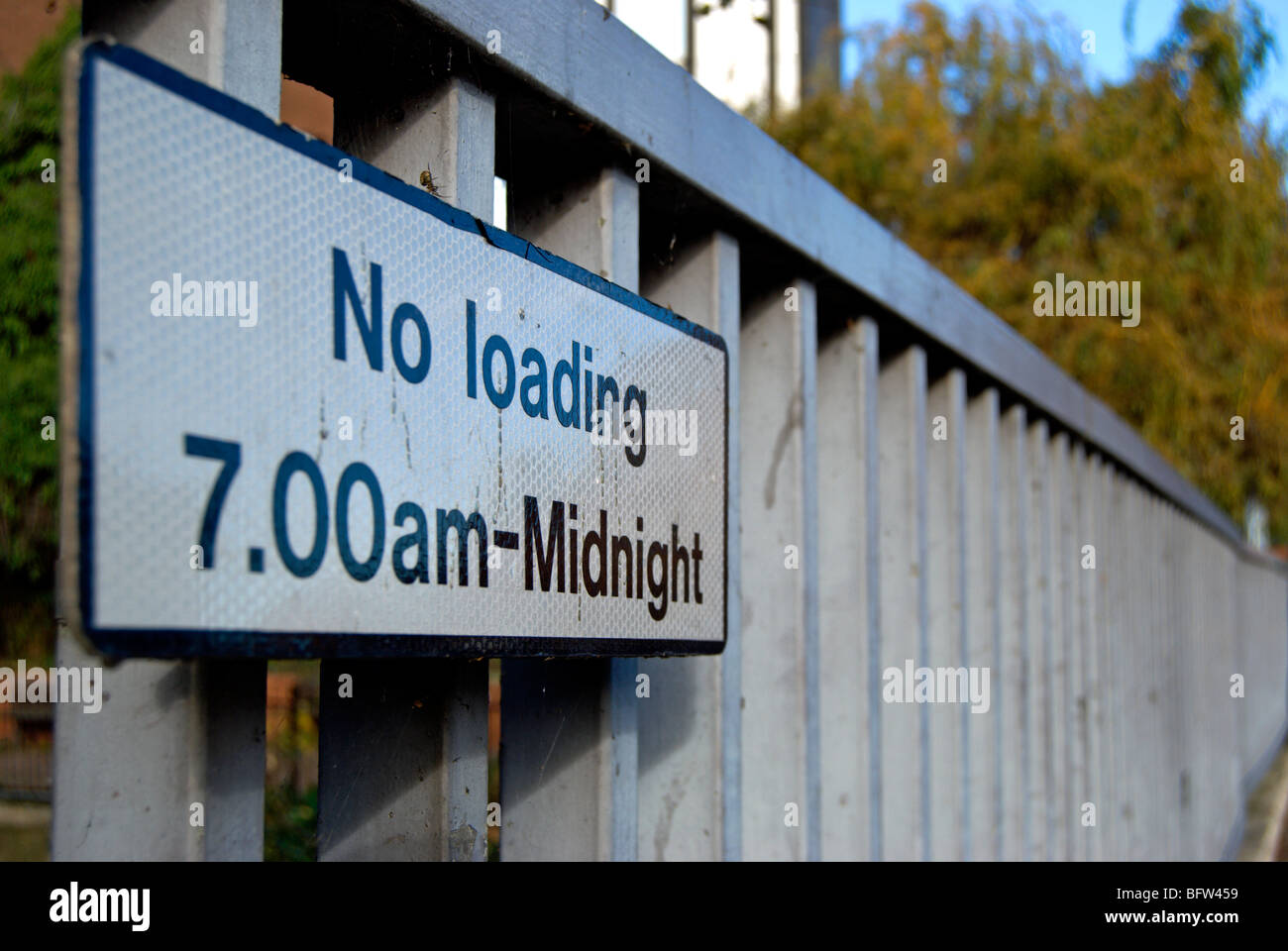 La signalisation routière indiquant pas de chargement 7h à minuit, à Kingston upon Thames, Surrey, Angleterre Banque D'Images