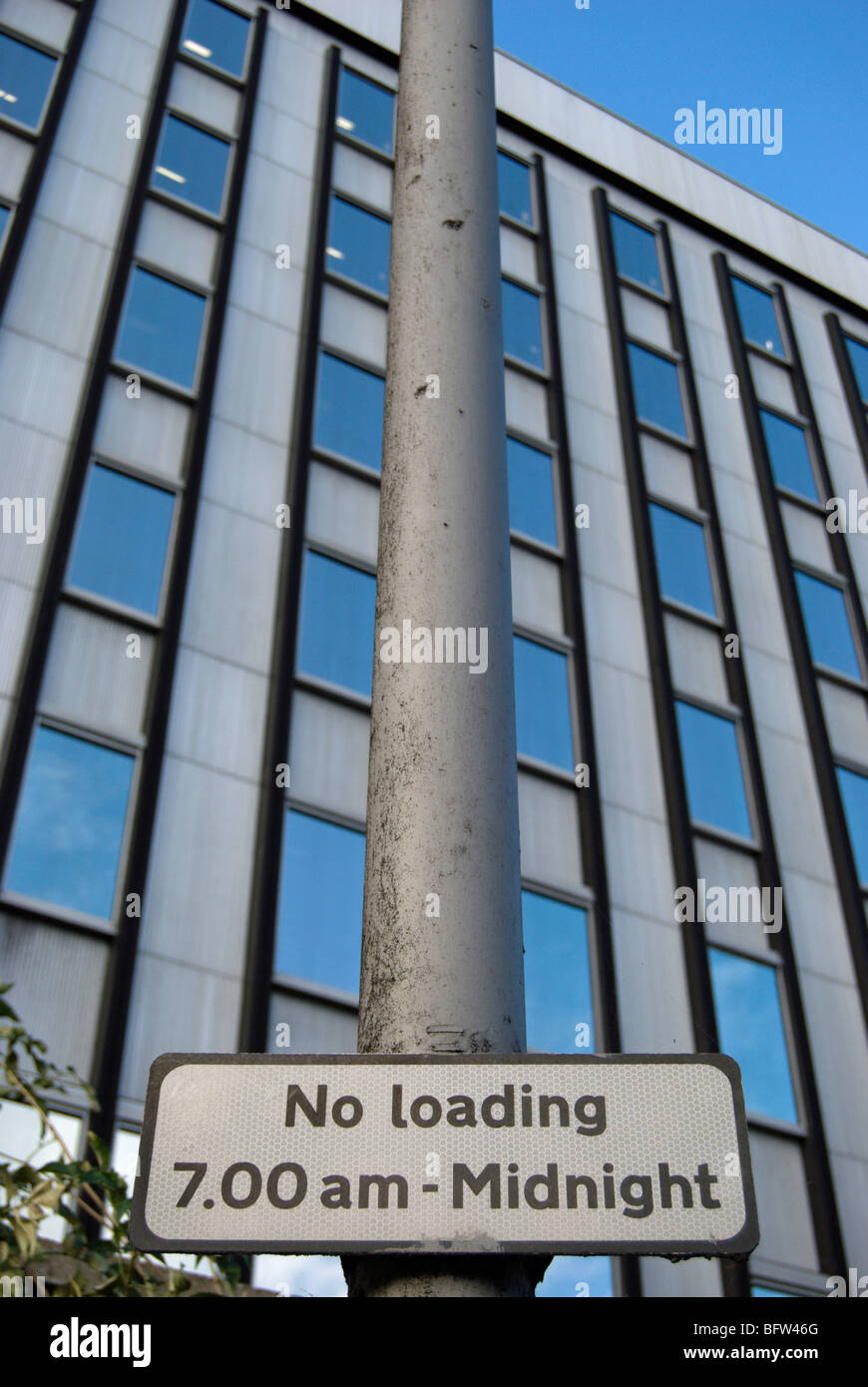 La signalisation routière indiquant pas de chargement 7h à minuit, à Kingston upon Thames, Surrey, Angleterre Banque D'Images