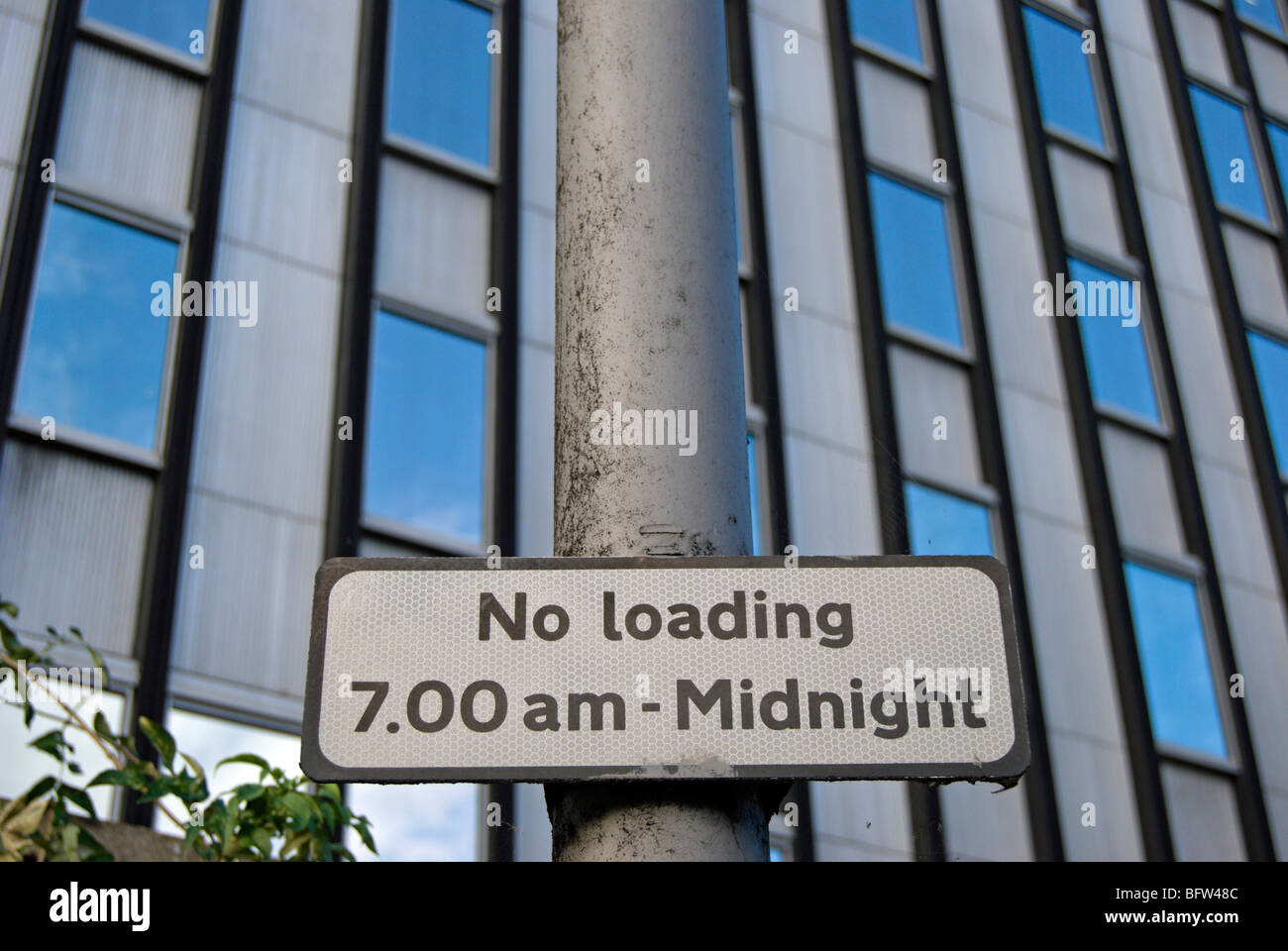 La signalisation routière indiquant pas de chargement 7h à minuit, à Kingston upon Thames, Surrey, Angleterre Banque D'Images