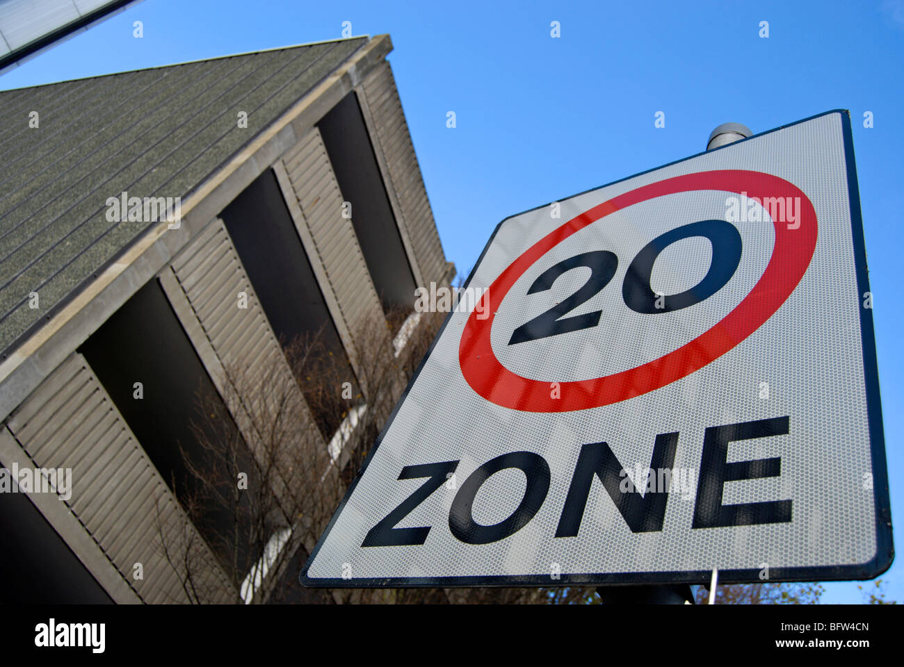 La signalisation routière indiquant une zone de 20 mph, à Kingston upon Thames, Surrey, Angleterre Banque D'Images