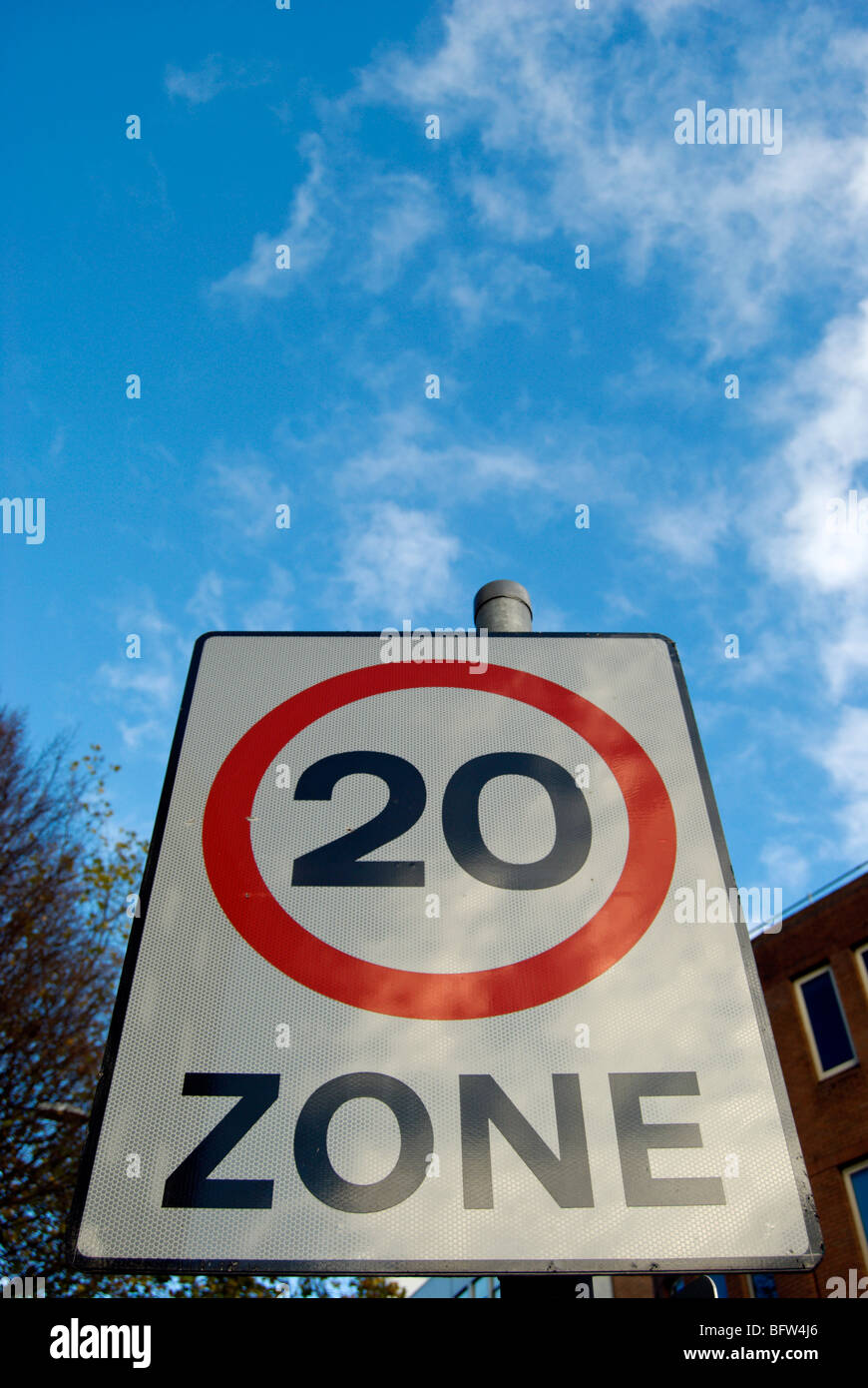 La signalisation routière indiquant une zone de 20 mph, à Kingston upon Thames, Surrey, Angleterre Banque D'Images