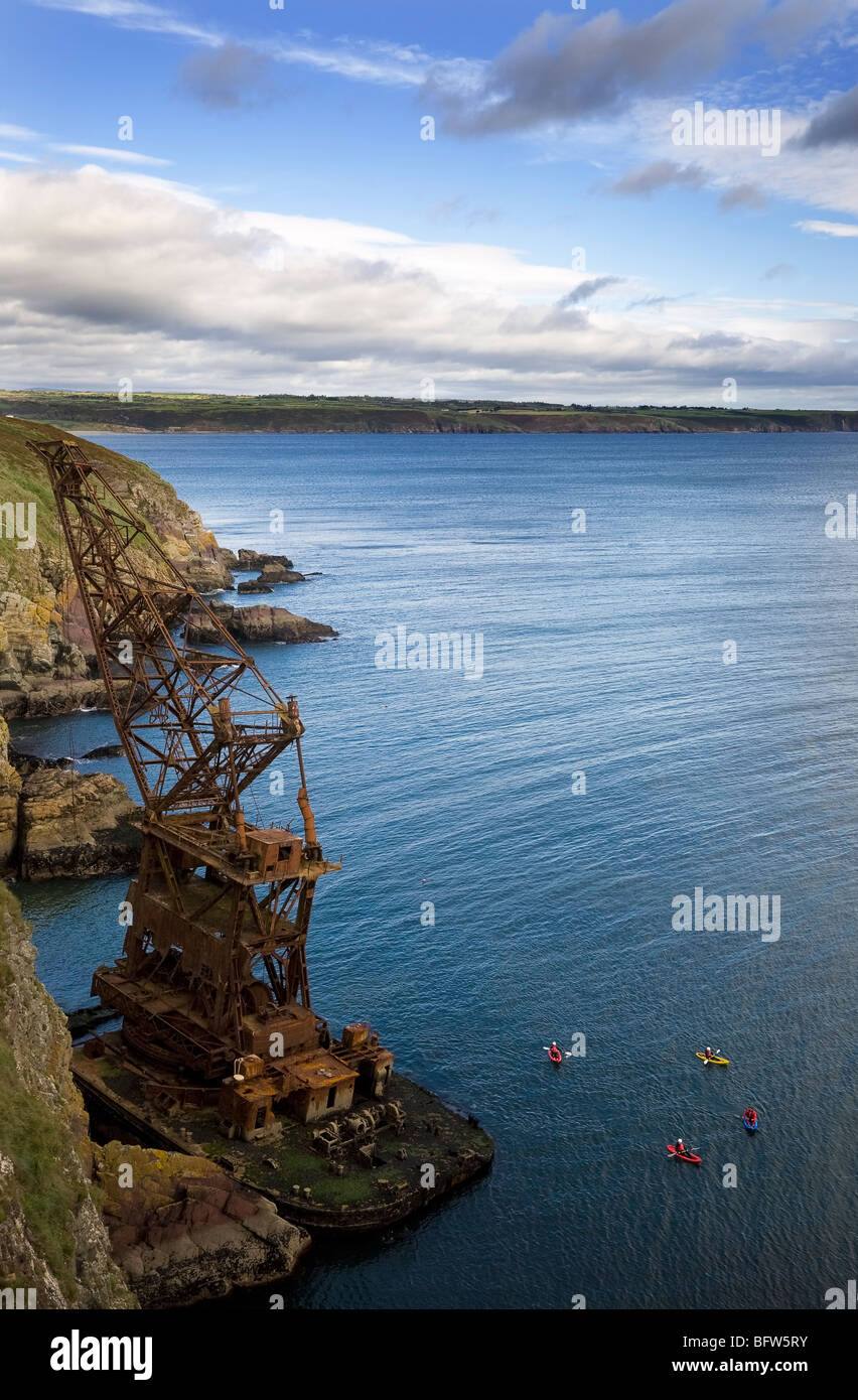 Kayaks près du 1987 naufrage de l''Samson' Bateau Grue, Ram Head, Ardmore, comté de Waterford, Irlande Banque D'Images
