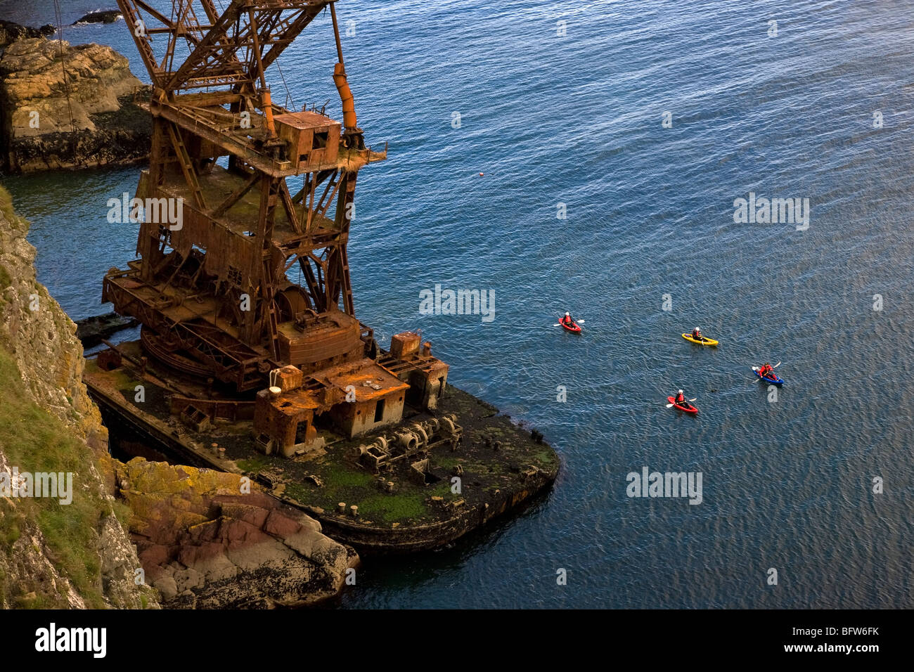 Kayaks près du 1987 naufrage de l''Samson' Bateau Grue, Ram Head, Ardmore, comté de Waterford, Irlande Banque D'Images