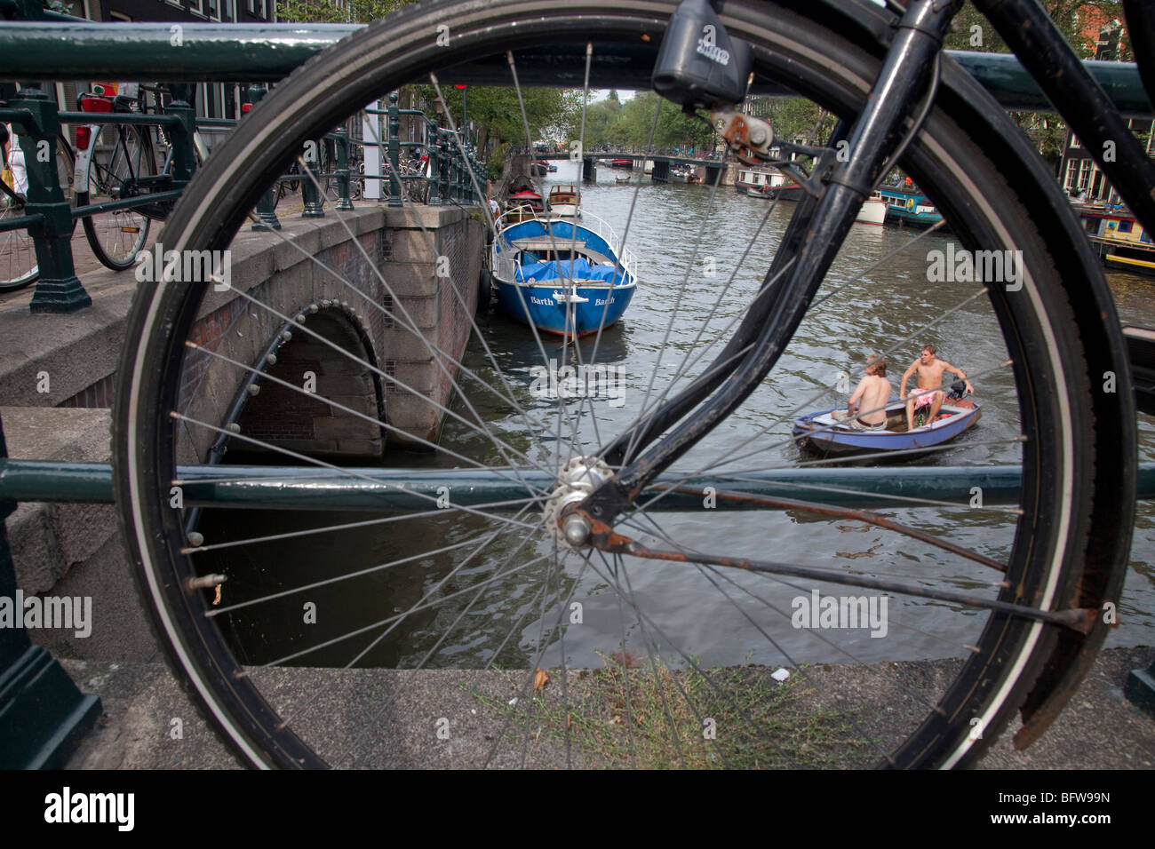 Amsterdam canal avec voile vue par roue de bicyclette Banque D'Images