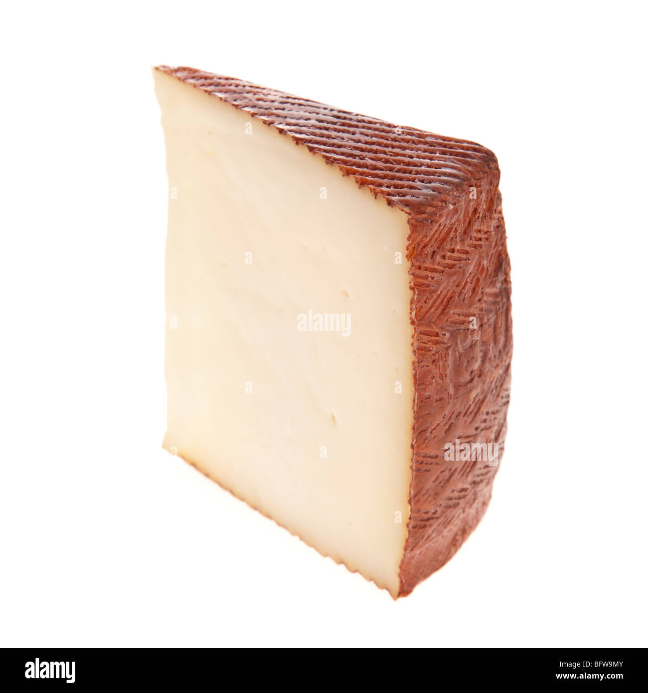 Tranche de fromage de chèvre isolé sur fond blanc Banque D'Images