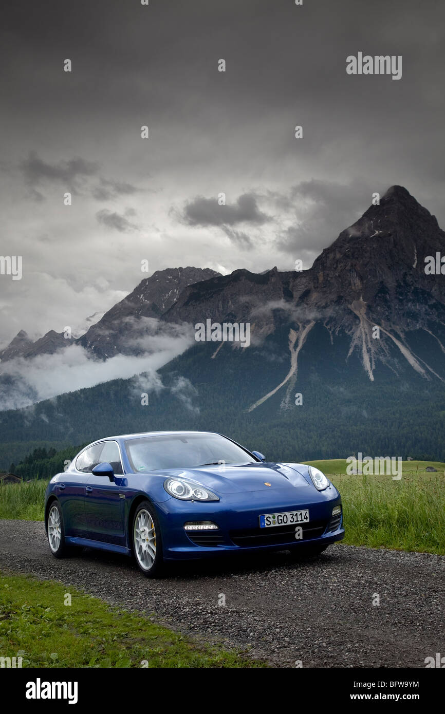 Porsche Panamera berline sport de conduire sur la route en Allemagne Banque D'Images