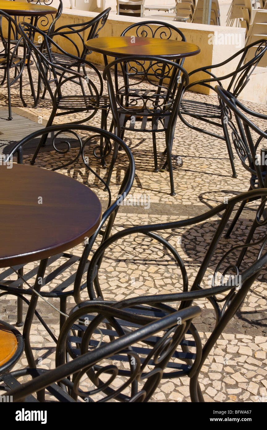 Tables et chaises vides à un café à l'extérieur de l'UE Europe Portugal Madère Funchal Banque D'Images