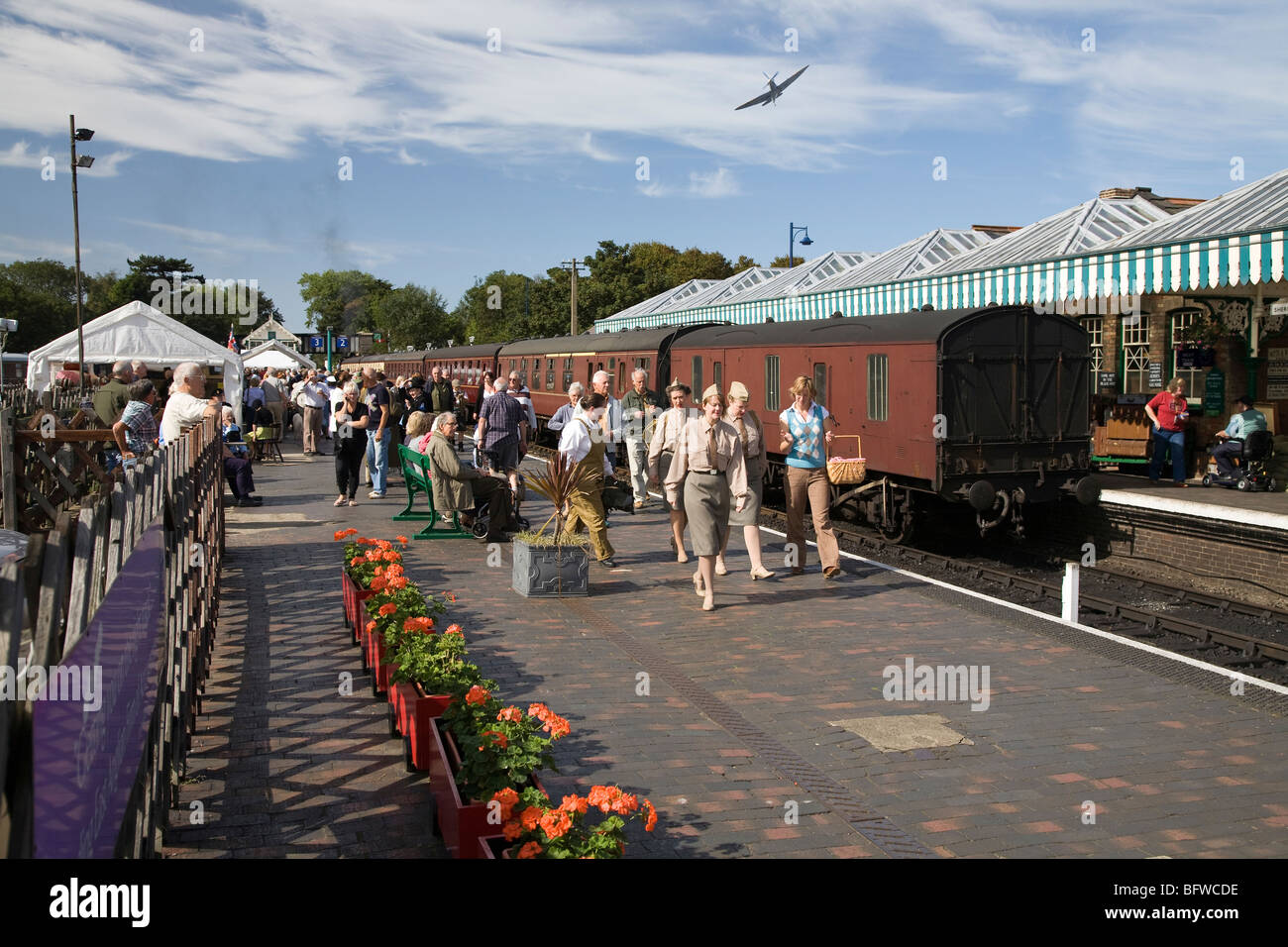 Spitfire survole 1940 Fayre sur la ligne ferroviaire North Norfolk Poppy à Sheringham Banque D'Images