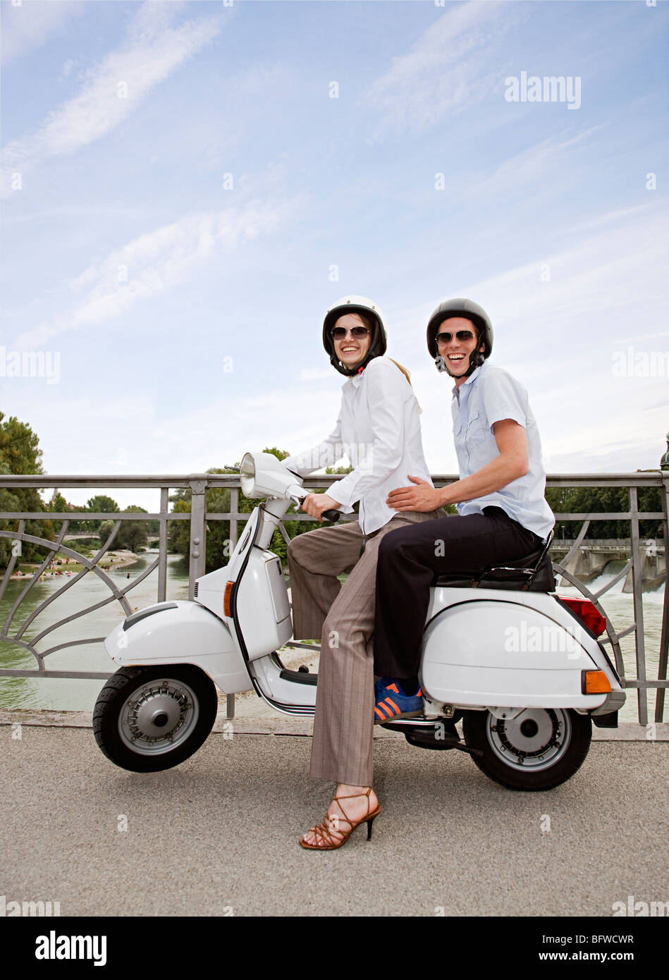 Couple en scooter sur bridge Banque D'Images