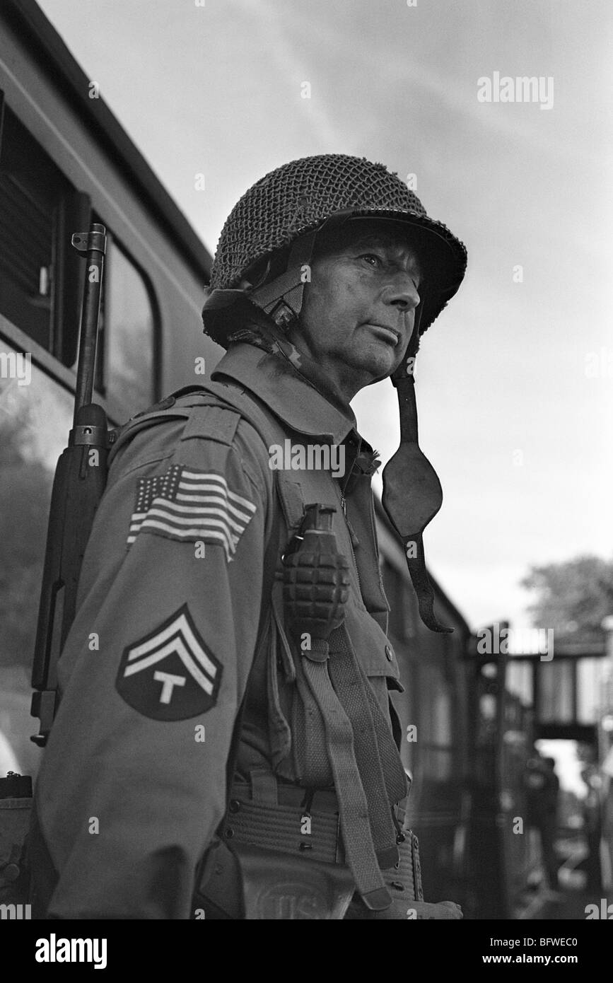 Guerre mondiale Deux GI américain debout sur la plateforme de la gare ferroviaire (membre du groupe de reconstitution à 1940 fayre) Banque D'Images