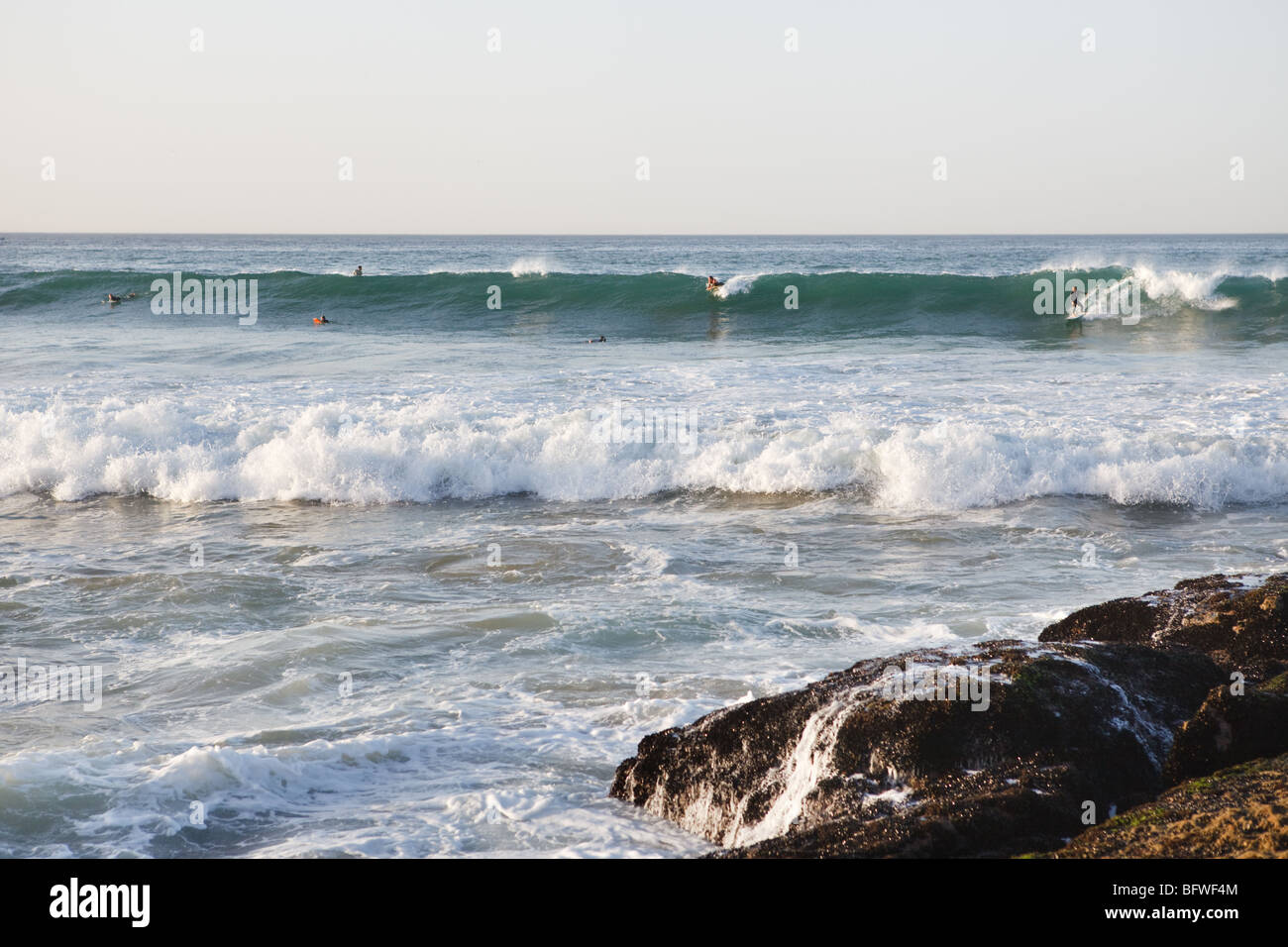 Des Vagues Dans Une Plage De Surf Lafrique Le Maroc