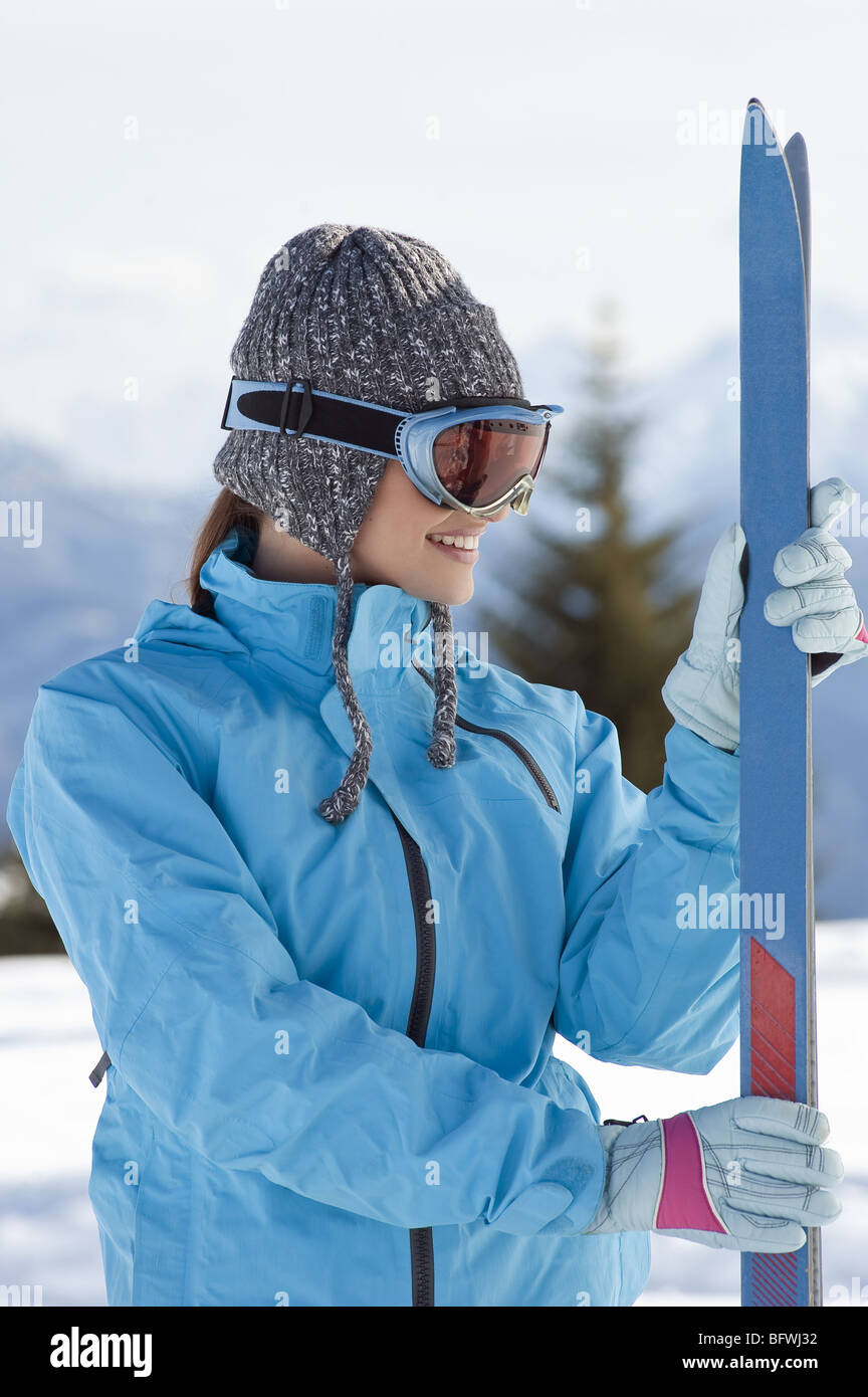 Jeune femme avec des skis et nuances Banque D'Images