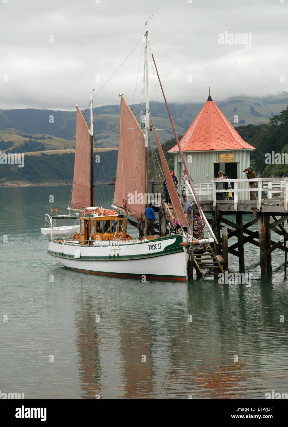 Une jetée à Akaroa Harbour, la Nouvelle-Zélande, la péninsule de Banks Banque D'Images