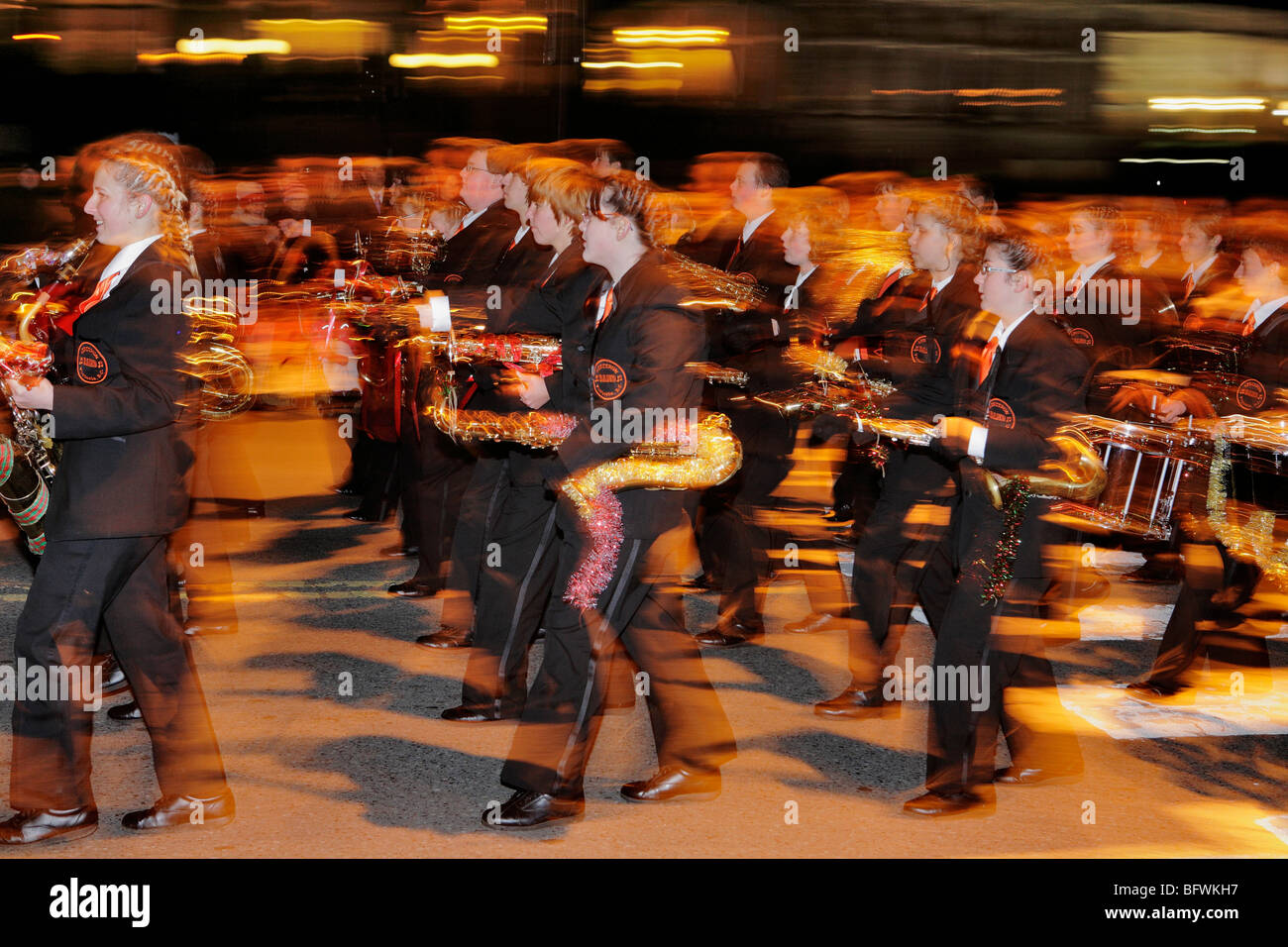 High school Marching Band en 2009 Victoria Parade du Père Noël au centre-ville de Victoria, Colombie-Britannique, Canada. Banque D'Images